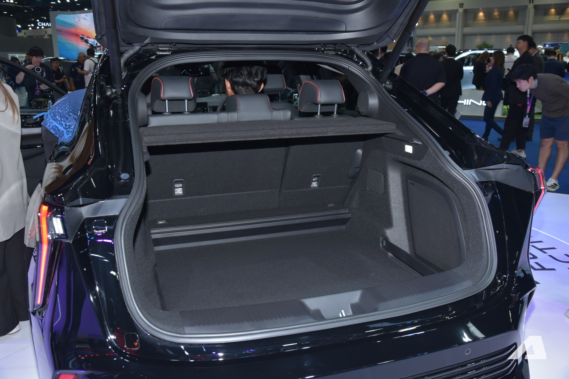 Ảnh thực tế Honda e:N2 giá quy đổi từ hơn 1,1 tỷ đồng: Ngang cỡ CR-V, dáng chất chơi kiểu Peugeot 408, chạy 530km/sạc- Ảnh 16. Ảnh thực tế Honda e:N2 giá quy đổi từ hơn 1,1 tỷ đồng: Ngang cỡ CR-V, dáng chất chơi kiểu Peugeot 408, chạy 530km/sạc- Ảnh 16.