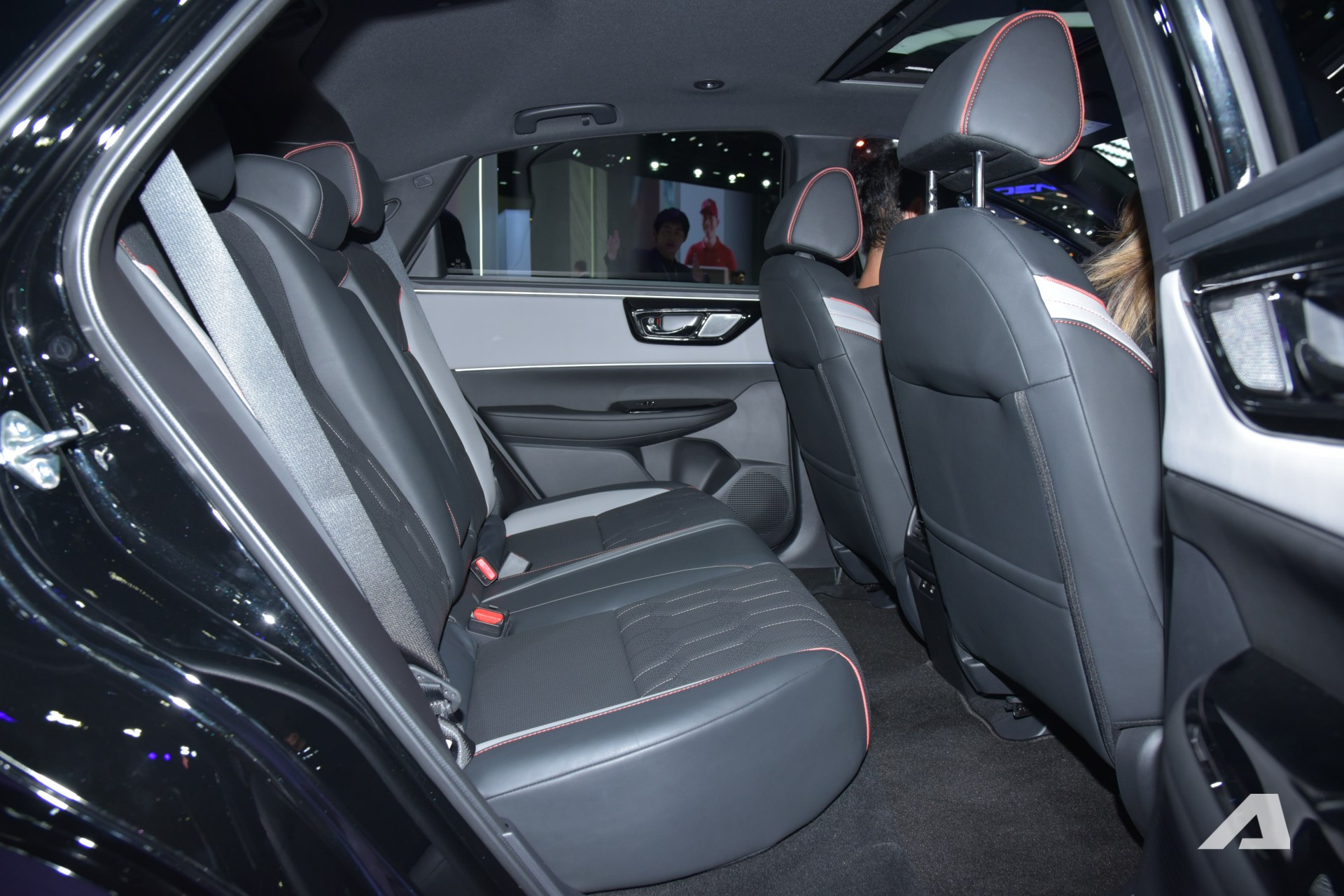 Ảnh thực tế Honda e:N2 giá quy đổi từ hơn 1,1 tỷ đồng: Ngang cỡ CR-V, dáng chất chơi kiểu Peugeot 408, chạy 530km/sạc- Ảnh 15. Ảnh thực tế Honda e:N2 giá quy đổi từ hơn 1,1 tỷ đồng: Ngang cỡ CR-V, dáng chất chơi kiểu Peugeot 408, chạy 530km/sạc- Ảnh 15.