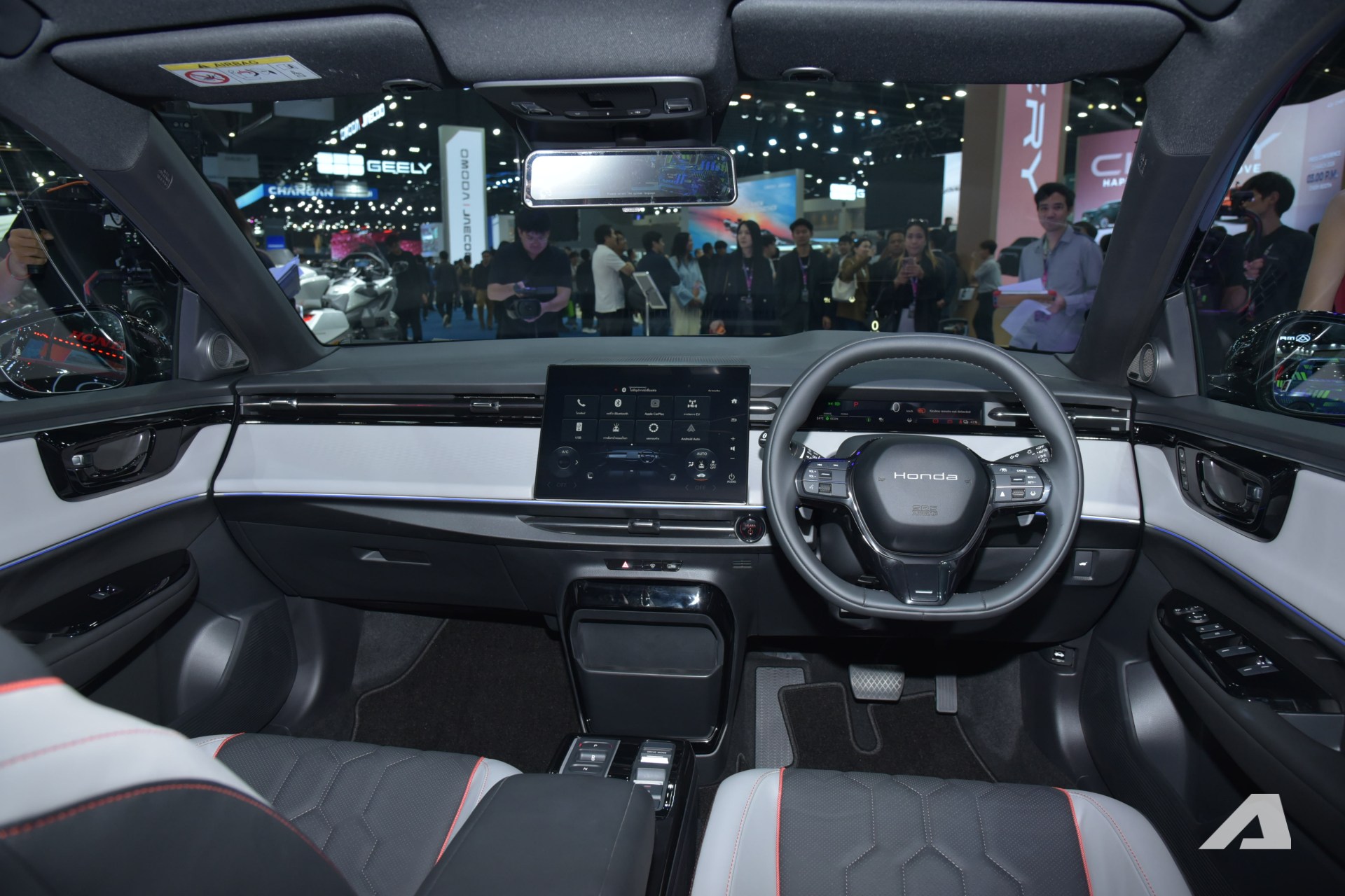 Ảnh thực tế Honda e:N2 giá quy đổi từ hơn 1,1 tỷ đồng: Ngang cỡ CR-V, dáng chất chơi kiểu Peugeot 408, chạy 530km/sạc- Ảnh 4. Ảnh thực tế Honda e:N2 giá quy đổi từ hơn 1,1 tỷ đồng: Ngang cỡ CR-V, dáng chất chơi kiểu Peugeot 408, chạy 530km/sạc- Ảnh 4.