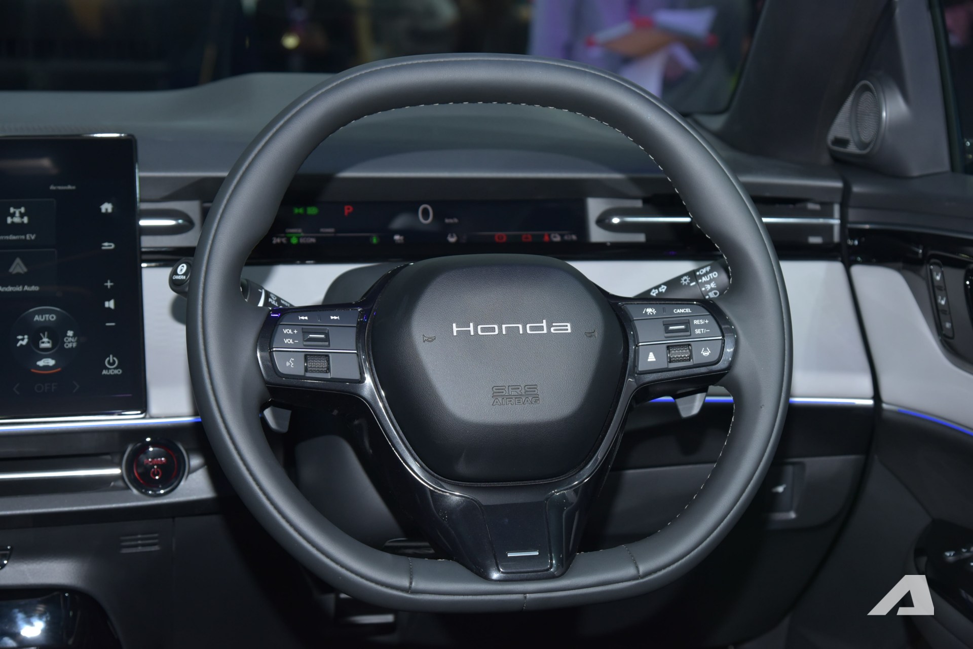 Ảnh thực tế Honda e:N2 giá quy đổi từ hơn 1,1 tỷ đồng: Ngang cỡ CR-V, dáng chất chơi kiểu Peugeot 408, chạy 530km/sạc- Ảnh 11. Ảnh thực tế Honda e:N2 giá quy đổi từ hơn 1,1 tỷ đồng: Ngang cỡ CR-V, dáng chất chơi kiểu Peugeot 408, chạy 530km/sạc- Ảnh 11.