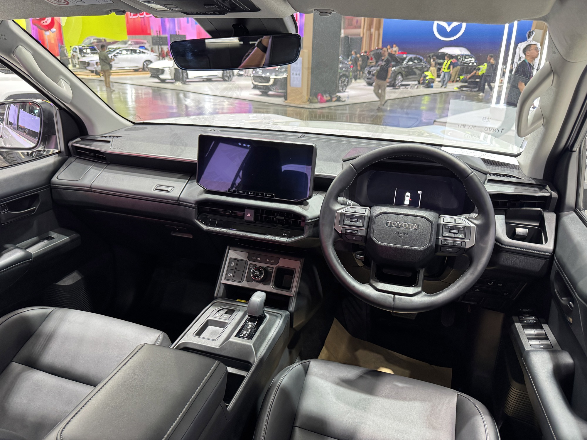 Cận cảnh Toyota Hilux điện tại BIMS 2026: Không còn 'nghèo' trang bị, màn hình như xe sang, sẵn sàng đấu sòng phẳng với Ranger về công nghệ- Ảnh 3. Cận cảnh Toyota Hilux điện tại BIMS 2026: Không còn 'nghèo' trang bị, màn hình như xe sang, sẵn sàng đấu sòng phẳng với Ranger về công nghệ- Ảnh 3.