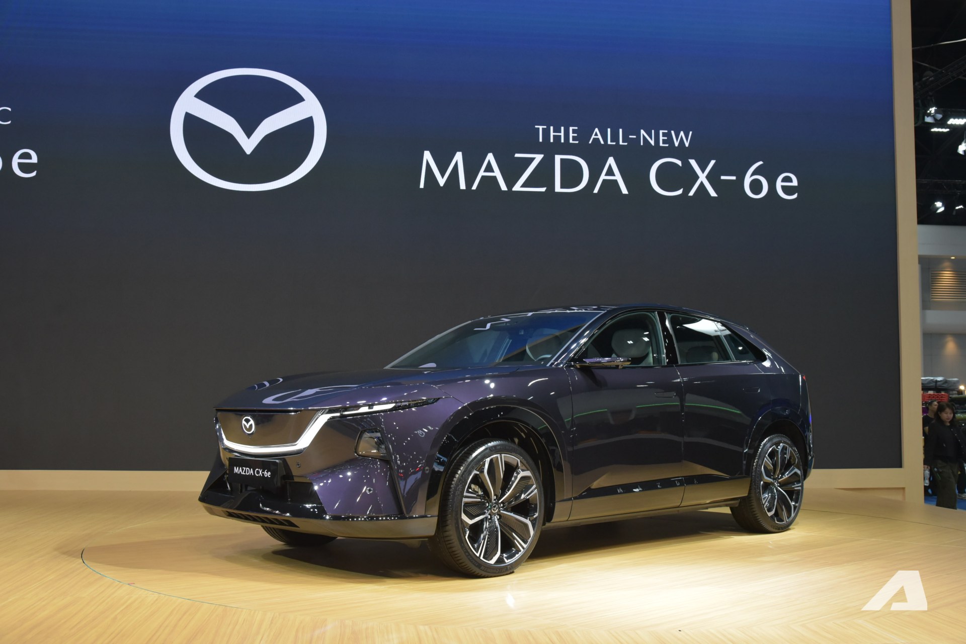 Xem Mazda CX-6e ngo&agrave;i đời thực: Bề thế hơn CX-5, thiết kế b&oacute;ng bẩy với 3 m&agrave;n h&igrave;nh si&ecirc;u lớn, chạy tới 600km/sạc- Ảnh 1.