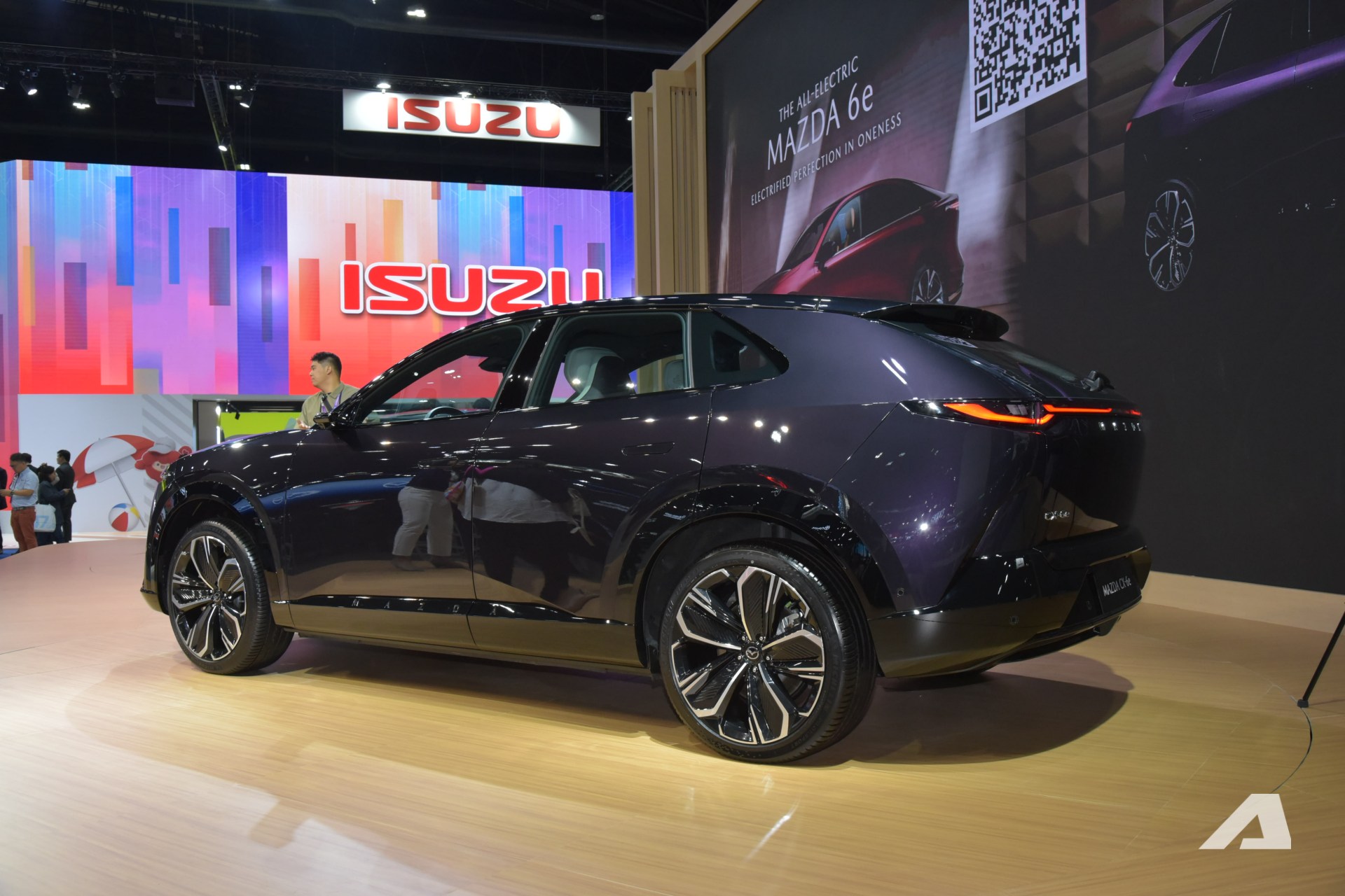 Xem Mazda CX-6e ngo&agrave;i đời thực: Bề thế hơn CX-5, thiết kế b&oacute;ng bẩy với 3 m&agrave;n h&igrave;nh si&ecirc;u lớn, chạy tới 600km/sạc- Ảnh 11.