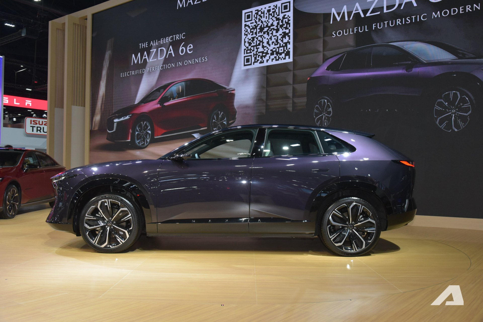 Xem Mazda CX-6e ngo&agrave;i đời thực: Bề thế hơn CX-5, thiết kế b&oacute;ng bẩy với 3 m&agrave;n h&igrave;nh si&ecirc;u lớn, chạy tới 600km/sạc- Ảnh 2.