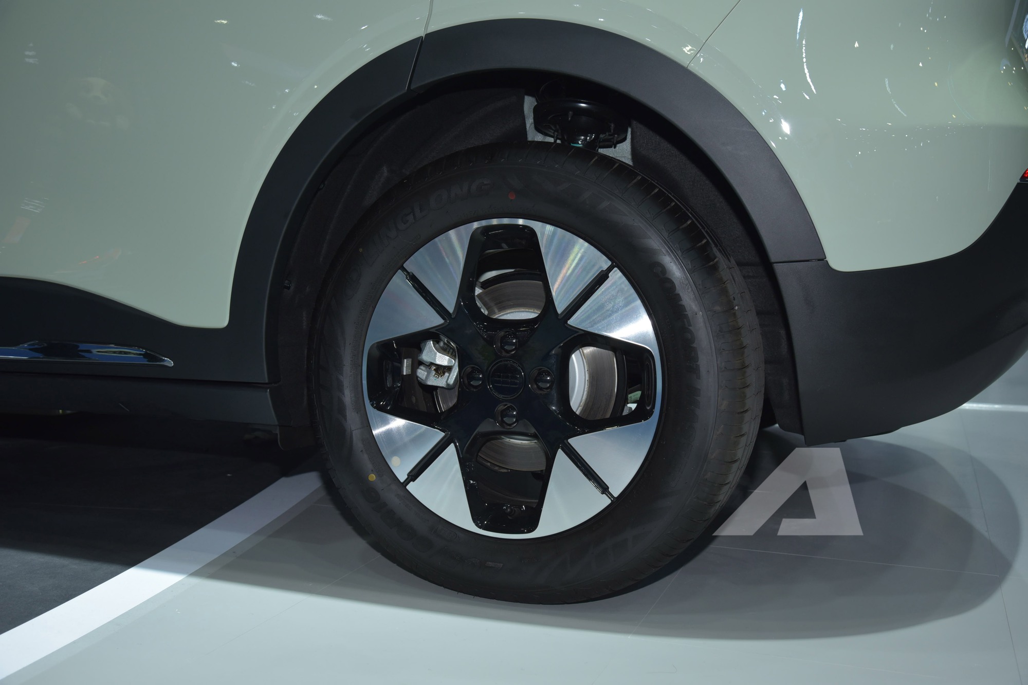 Soi chi tiết Geely EX2 trước giờ ra mắt Việt Nam: M&agrave;n h&igrave;nh 14,6 inch, ADAS đầy đủ, chạy H&agrave; Nội - H&agrave; Tĩnh chỉ trong 1 lần sạc- Ảnh 6.