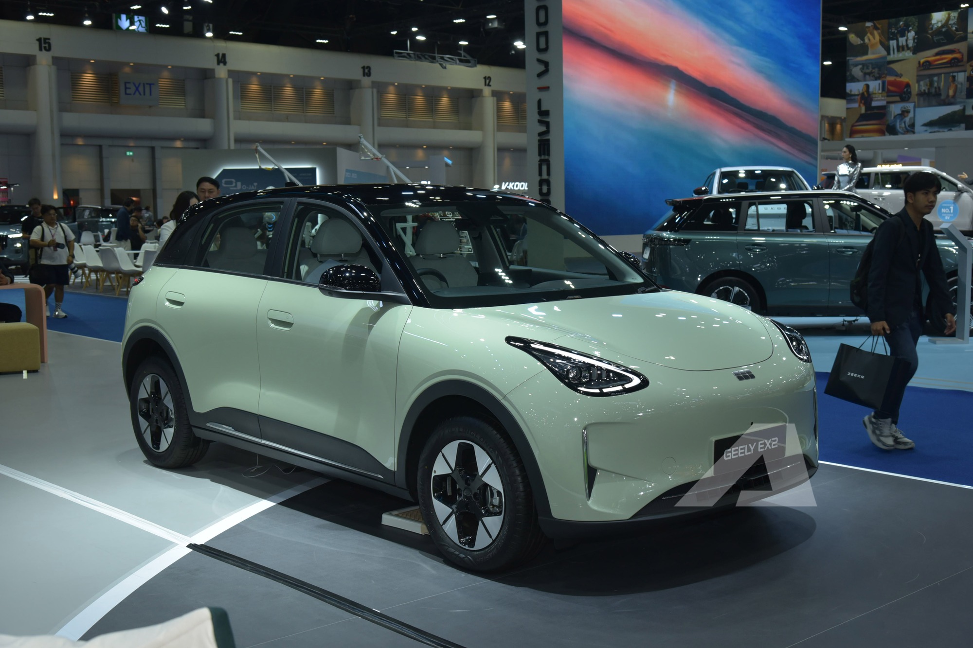 Soi chi tiết Geely EX2 trước giờ ra mắt Việt Nam: M&agrave;n h&igrave;nh 14,6 inch, ADAS đầy đủ, chạy H&agrave; Nội - H&agrave; Tĩnh chỉ trong 1 lần sạc- Ảnh 2.