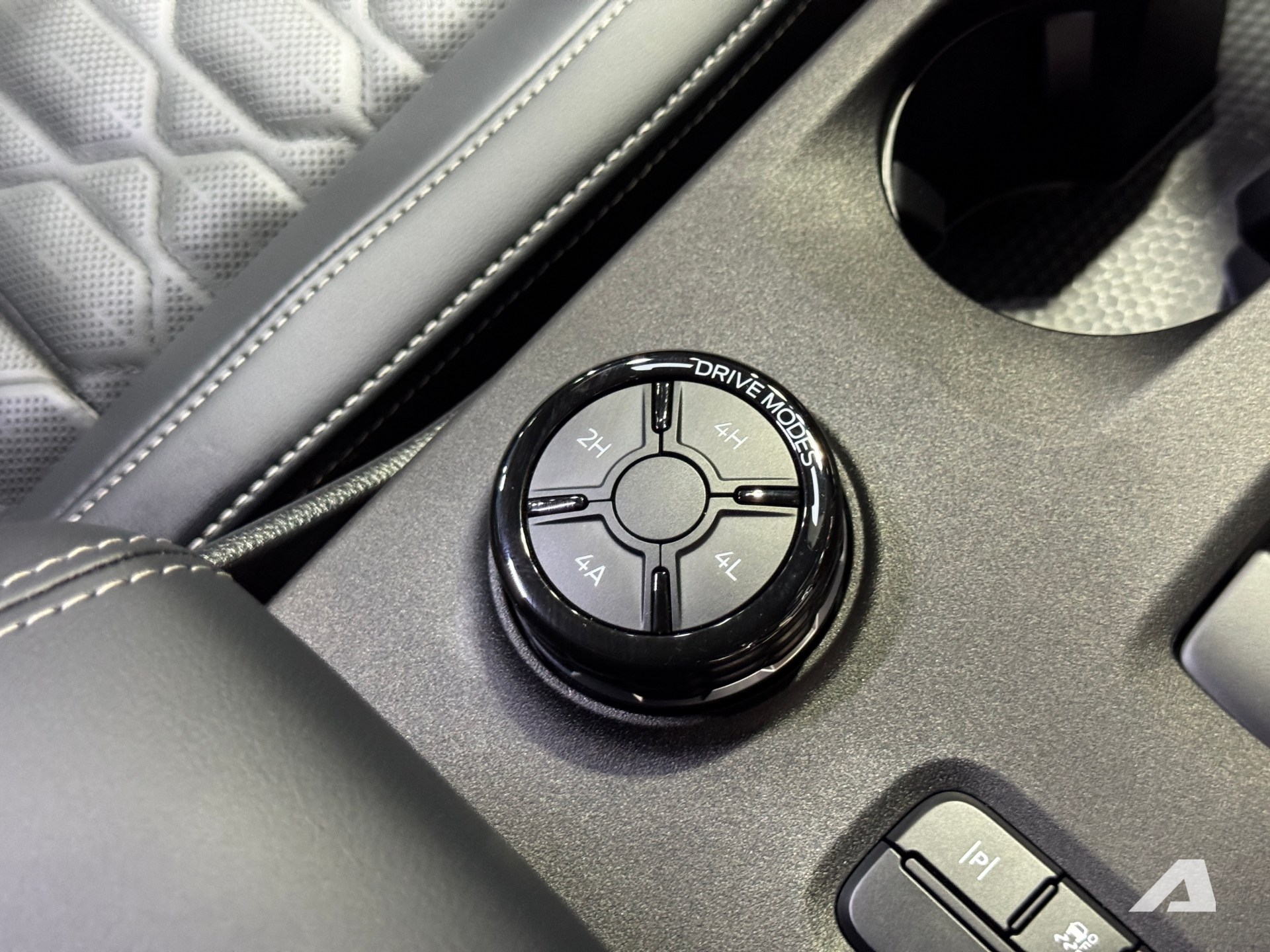 Xem thực tế Ford Everest Platinum 2026 gi&aacute; quy đổi hơn 1,4 tỷ đồng: Diện mạo thể thao hơn, động cơ mới dễ &aacute;p dụng cho cả Việt Nam- Ảnh 14.