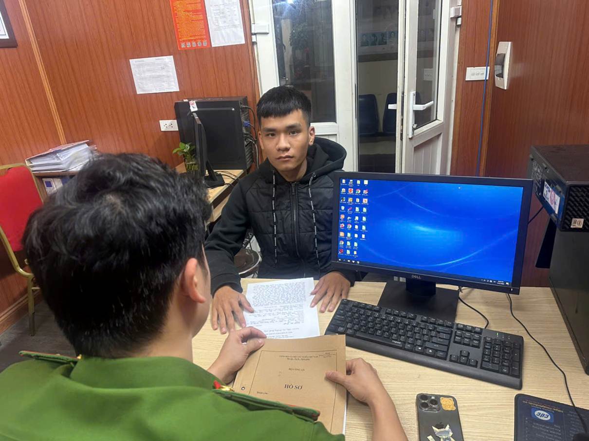 Vụ thanh ni&ecirc;n tạt đầu xe, t&aacute;t li&ecirc;n tiếp v&agrave;o mặt người phụ nữ trong ng&otilde; nhỏ ở H&agrave; Nội: Triệu tập Nguyễn Văn Khuyến- Ảnh 2.