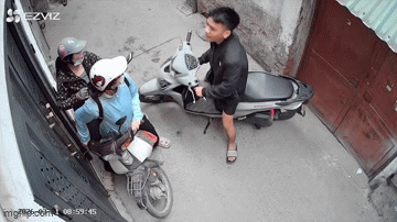 Vụ thanh ni&ecirc;n tạt đầu xe, t&aacute;t li&ecirc;n tiếp v&agrave;o mặt người phụ nữ trong ng&otilde; nhỏ ở H&agrave; Nội: Triệu tập Nguyễn Văn Khuyến- Ảnh 1.