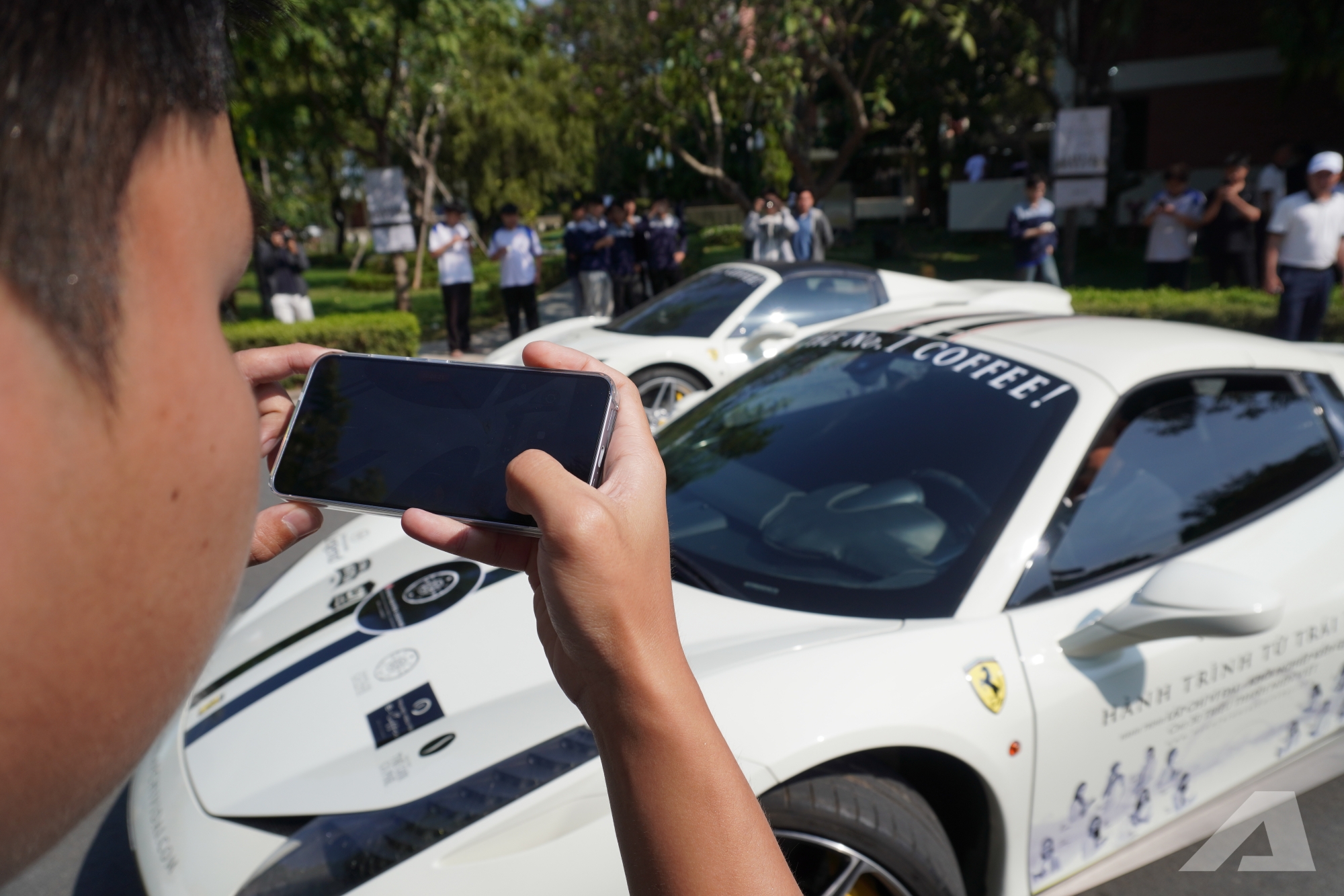 Người d&acirc;n v&acirc;y k&iacute;n d&agrave;n xe của &ocirc;ng Đặng L&ecirc; Nguy&ecirc;n Vũ: &lsquo;Lần đầu em được thấy nhiều Rolls-Royce, Range Rover, kh&ocirc;ng ngờ ch&uacute;ng to đến vậy&rsquo;- Ảnh 8.