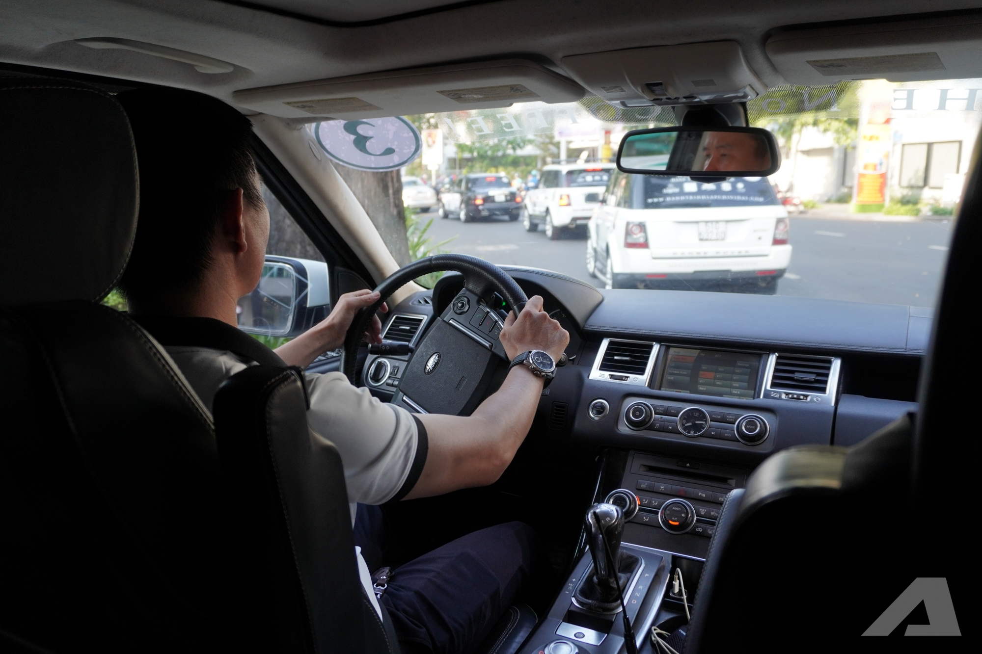 Người d&acirc;n v&acirc;y k&iacute;n d&agrave;n xe của &ocirc;ng Đặng L&ecirc; Nguy&ecirc;n Vũ: &lsquo;Lần đầu em được thấy nhiều Rolls-Royce, Range Rover, kh&ocirc;ng ngờ ch&uacute;ng to đến vậy&rsquo;- Ảnh 16.