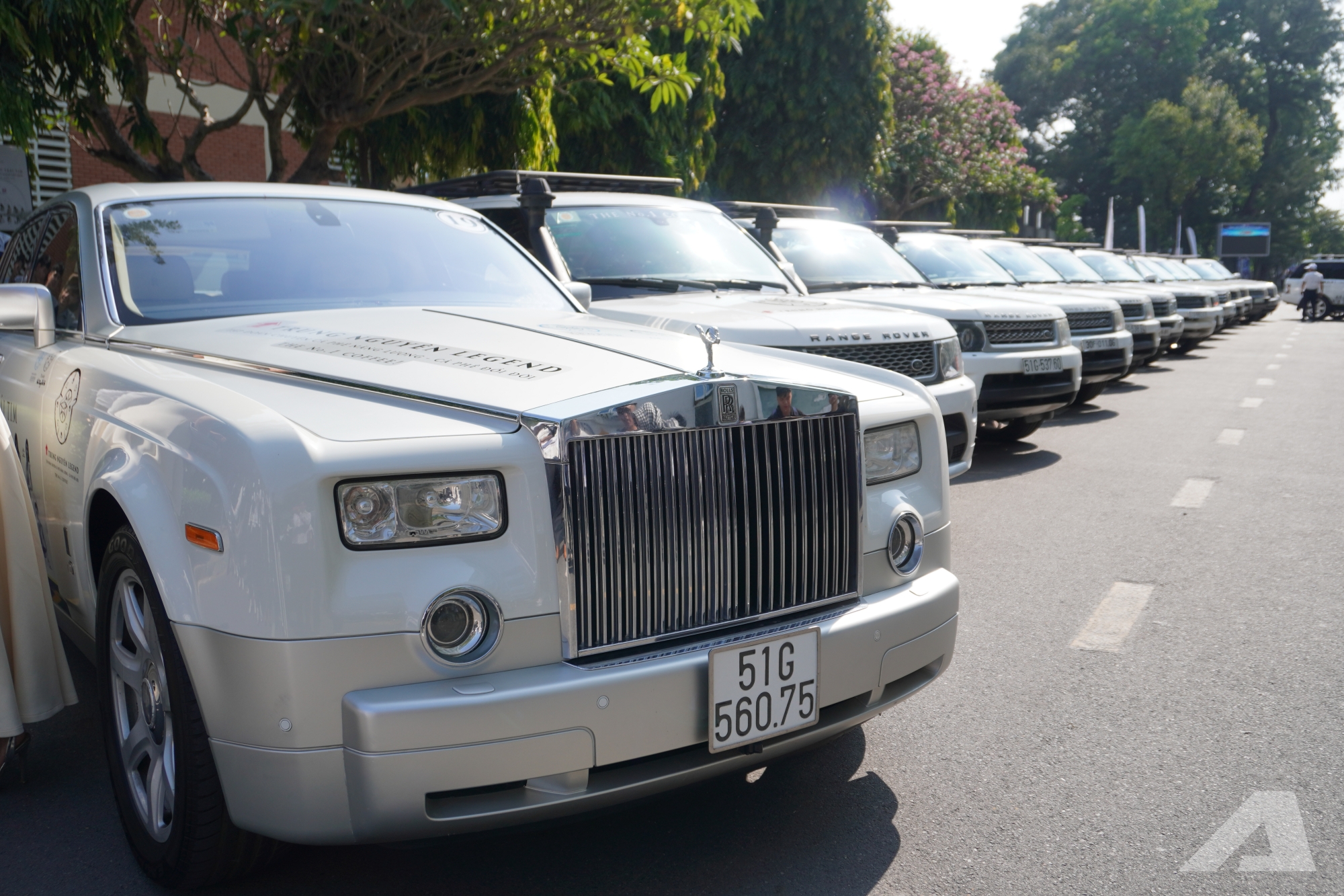 Người d&acirc;n v&acirc;y k&iacute;n d&agrave;n xe của &ocirc;ng Đặng L&ecirc; Nguy&ecirc;n Vũ: &lsquo;Lần đầu em được thấy nhiều Rolls-Royce, Range Rover, kh&ocirc;ng ngờ ch&uacute;ng to đến vậy&rsquo;- Ảnh 1.