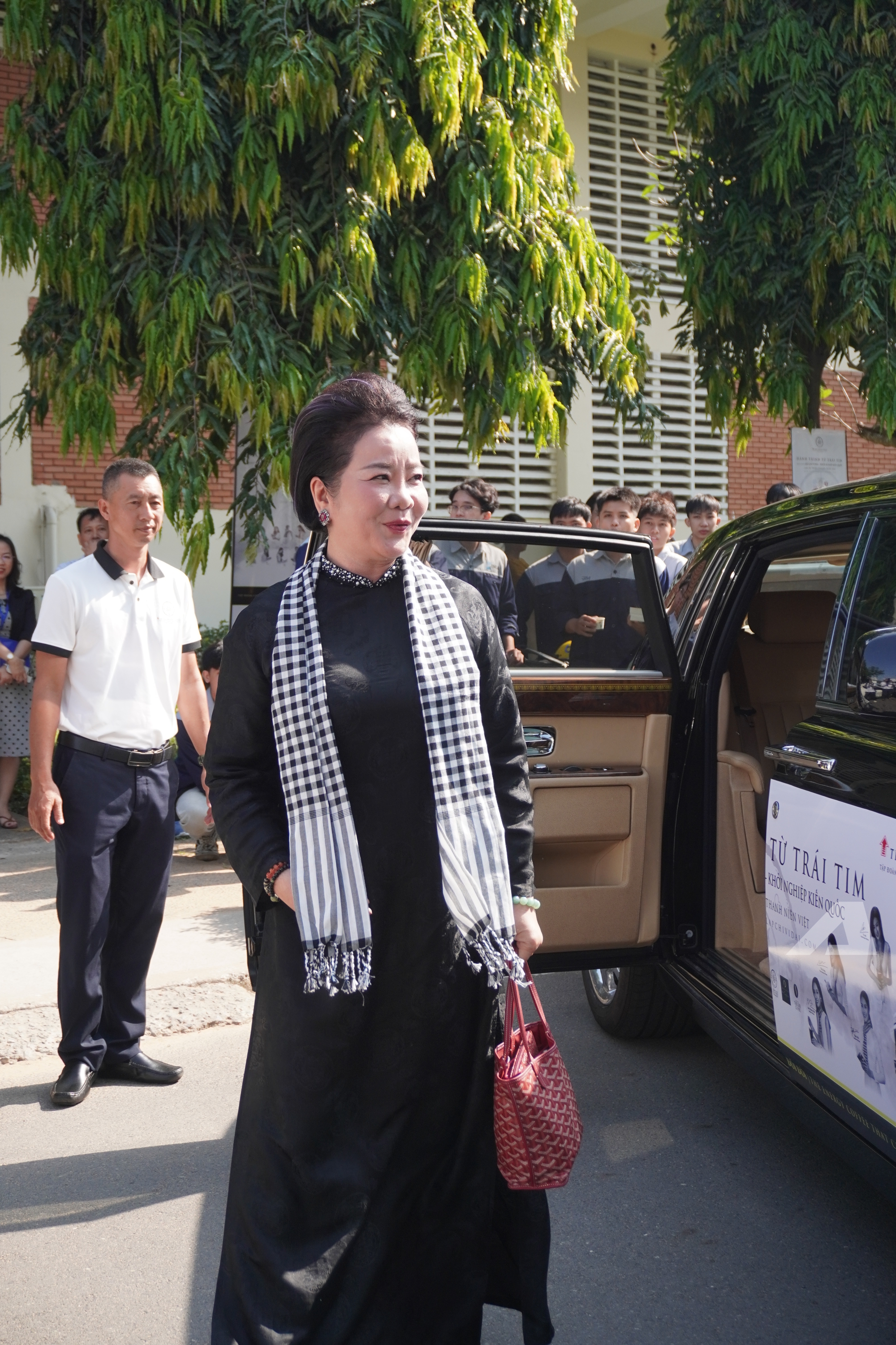 Người dân vây kín dàn xe của ông Đặng Lê Nguyên Vũ: ‘Lần đầu em được ...