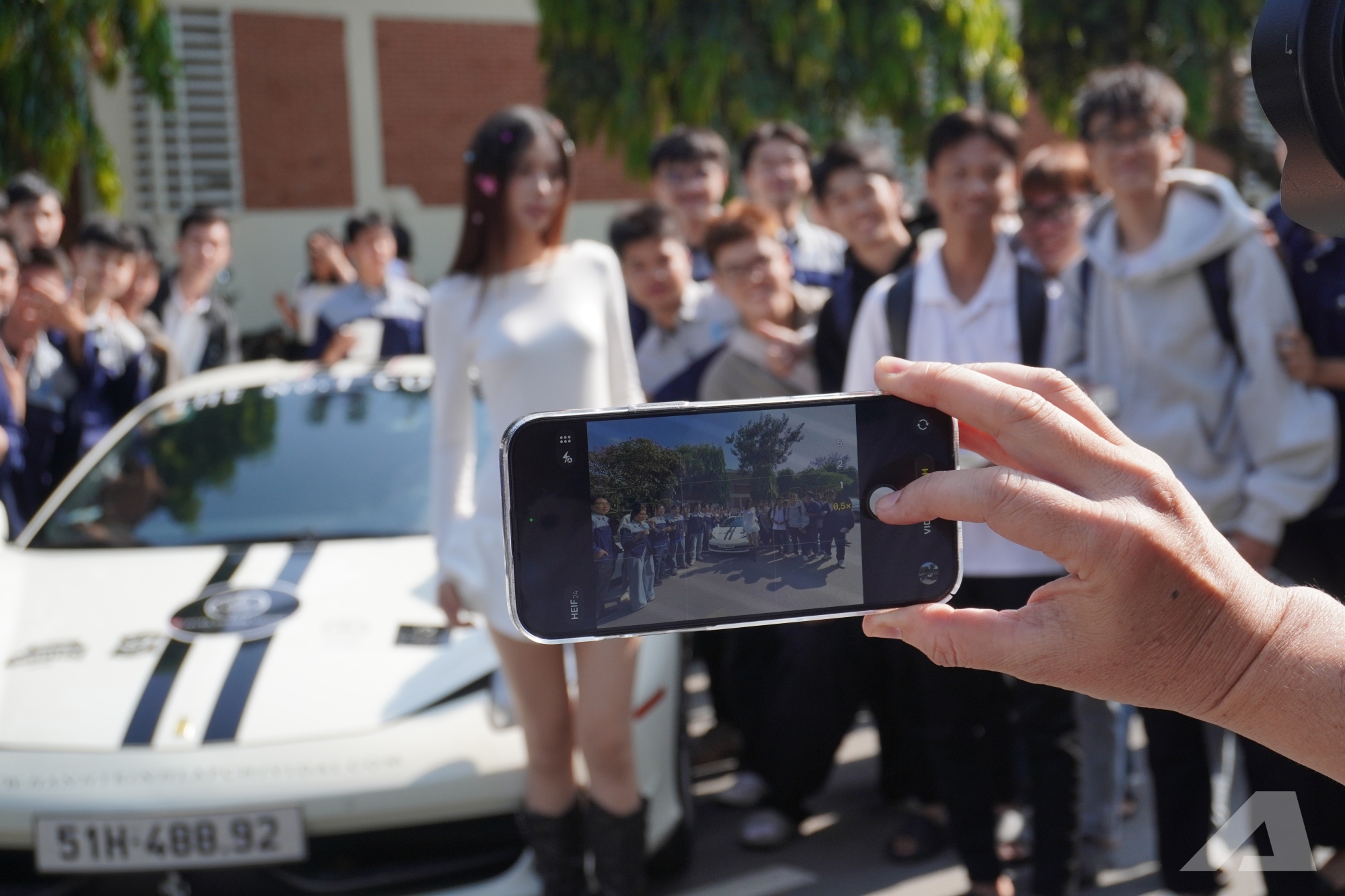 Người d&acirc;n v&acirc;y k&iacute;n d&agrave;n xe của &ocirc;ng Đặng L&ecirc; Nguy&ecirc;n Vũ: &lsquo;Lần đầu em được thấy nhiều Rolls-Royce, Range Rover, kh&ocirc;ng ngờ ch&uacute;ng to đến vậy&rsquo;- Ảnh 11.