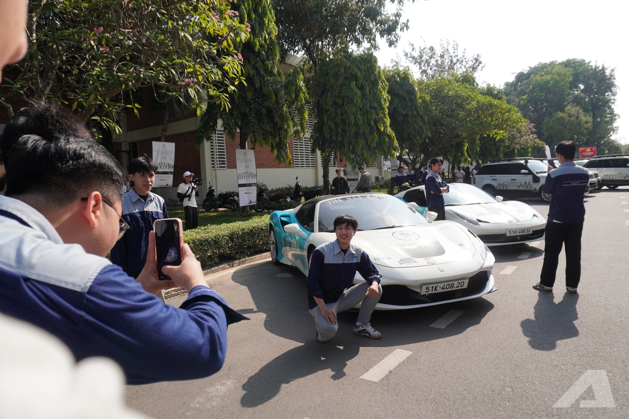 Người d&acirc;n v&acirc;y k&iacute;n d&agrave;n xe của &ocirc;ng Đặng L&ecirc; Nguy&ecirc;n Vũ: &lsquo;Lần đầu em được thấy nhiều Rolls-Royce, Range Rover, kh&ocirc;ng ngờ ch&uacute;ng to đến vậy&rsquo;- Ảnh 9.