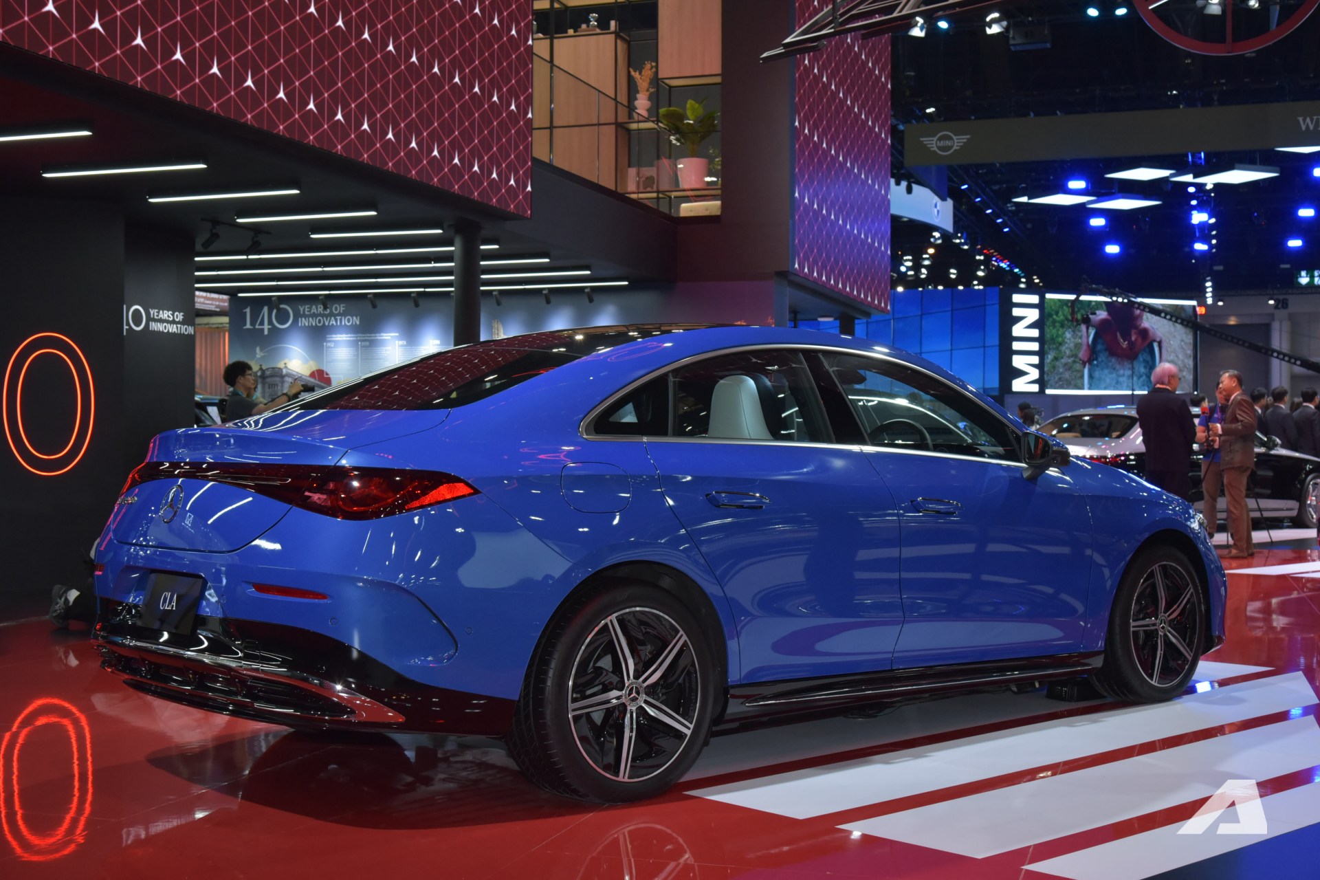 Xem thực tế Mercedes-Benz CLA 2026 trước khi về Việt Nam: Gi&aacute; quy đổi hơn 1,8 tỷ đồng, chạy gần 800km/sạc, cắm điện 10 ph&uacute;t th&ecirc;m 325km- Ảnh 4.