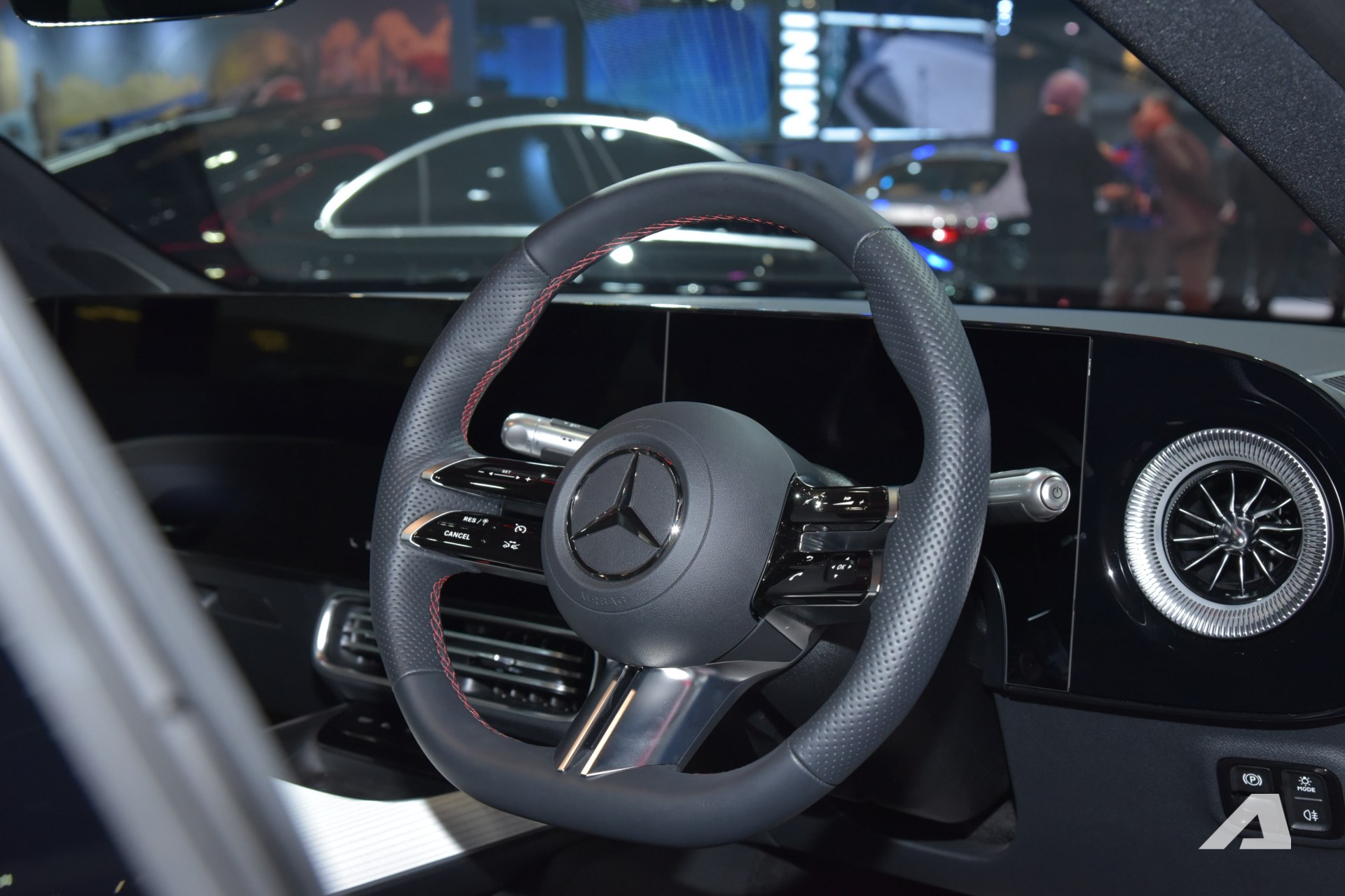 Xem thực tế Mercedes-Benz CLA 2026 trước khi về Việt Nam: Gi&aacute; quy đổi hơn 1,8 tỷ đồng, chạy gần 800km/sạc, cắm điện 10 ph&uacute;t th&ecirc;m 325km- Ảnh 9.