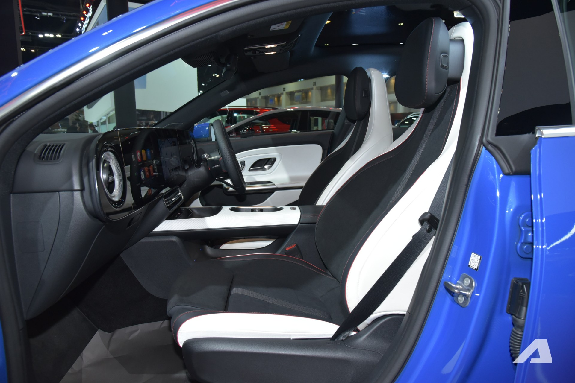 Xem thực tế Mercedes-Benz CLA 2026 trước khi về Việt Nam: Gi&aacute; quy đổi hơn 1,8 tỷ đồng, chạy gần 800km/sạc, cắm điện 10 ph&uacute;t th&ecirc;m 325km- Ảnh 13.