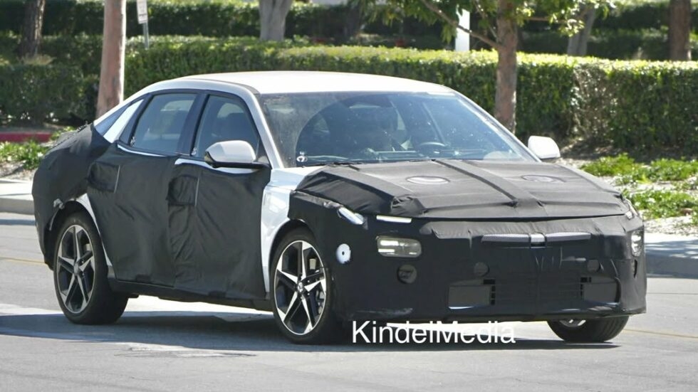 Lộ diện Hyundai Elantra 2027 bản tiền sản xuất: Thiết kế g&oacute;c cạnh hơn, m&agrave;n 17inch, động cơ hybrid tinh chỉnh- Ảnh 1.