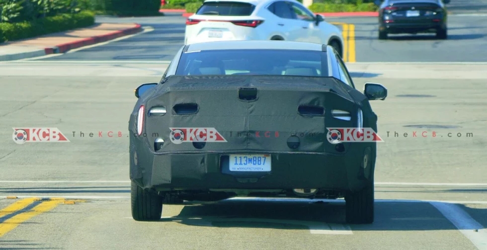 Lộ diện Hyundai Elantra 2027 bản tiền sản xuất: Thiết kế g&oacute;c cạnh hơn, m&agrave;n 17inch, động cơ hybrid tinh chỉnh- Ảnh 2.