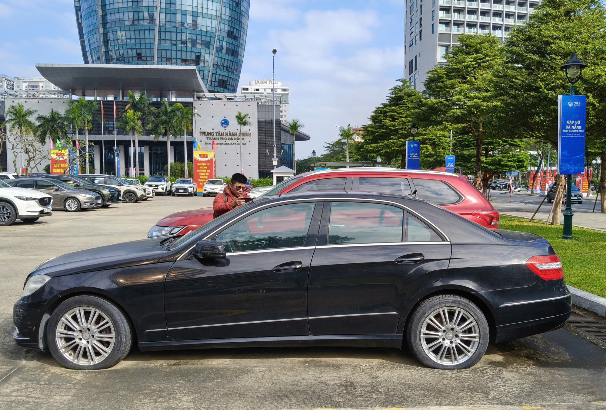 Đấu gi&aacute; xe c&ocirc;ng ở Đ&agrave; Nẵng: Mercedes-Benz kh&ocirc;ng c&oacute; người mua, nhiều xe tr&uacute;ng gi&aacute; cao- Ảnh 1.
