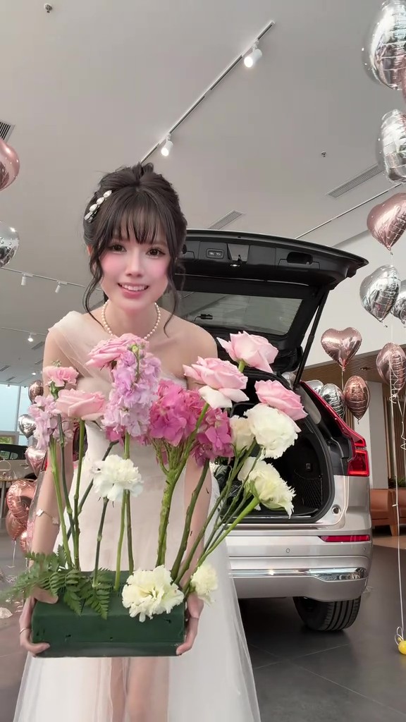 Được bố mẹ tặng &ocirc; t&ocirc; hơn 2 tỷ v&igrave; đạt 2 triệu follower, c&ocirc; g&aacute;i H&agrave; Nội chi th&ecirc;m 14 triệu mua hoa tươi decor lễ nhận xe- Ảnh 7.