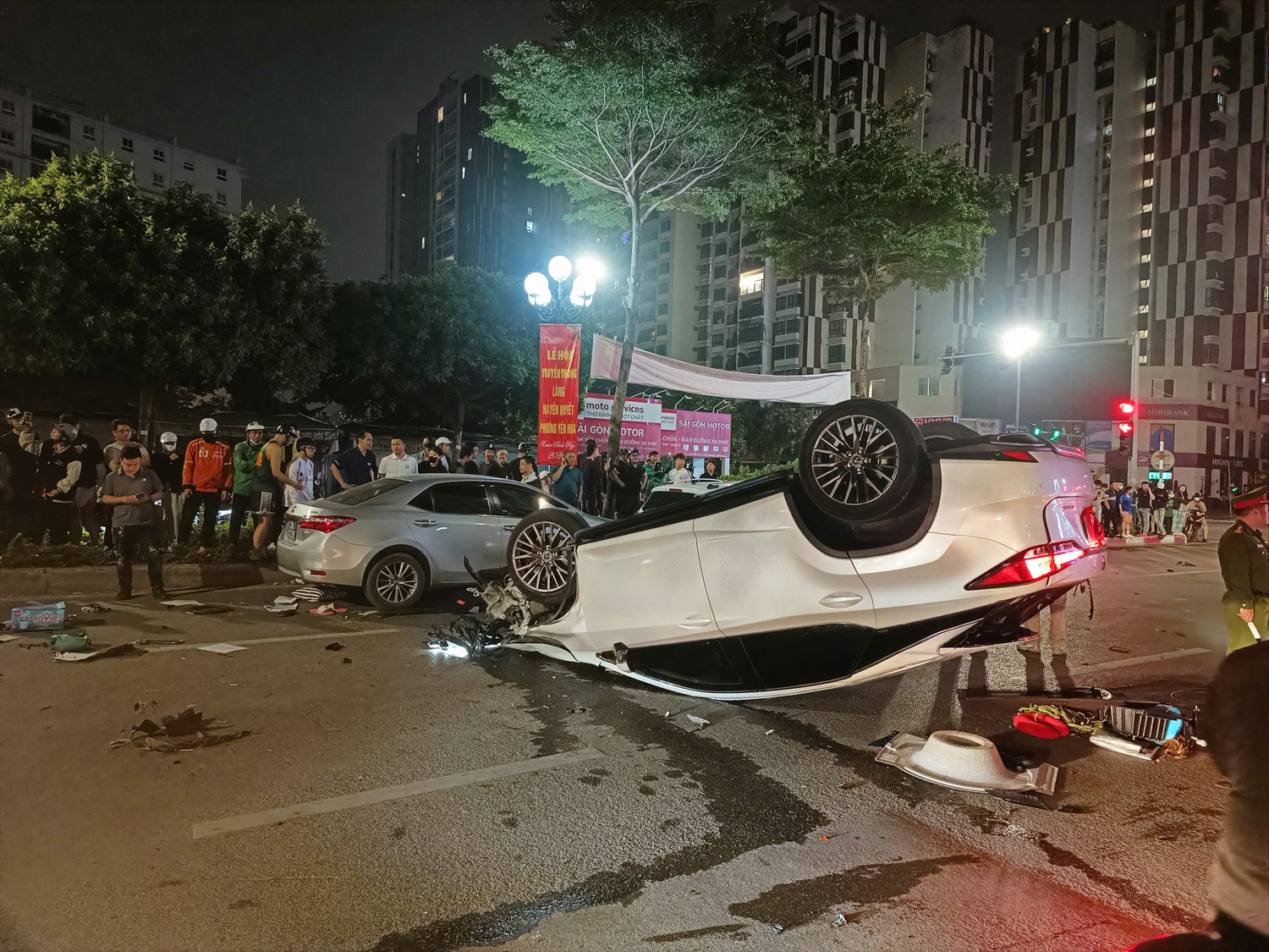 Ô tô Lexus tông liên hoàn khiến 2 người đi cấp cứu giữa đêm ở Hà Nội: Đã rõ nguyên nhân ban đầu- Ảnh 1. Ô tô Lexus tông liên hoàn khiến 2 người đi cấp cứu giữa đêm ở Hà Nội: Đã rõ nguyên nhân ban đầu- Ảnh 1.