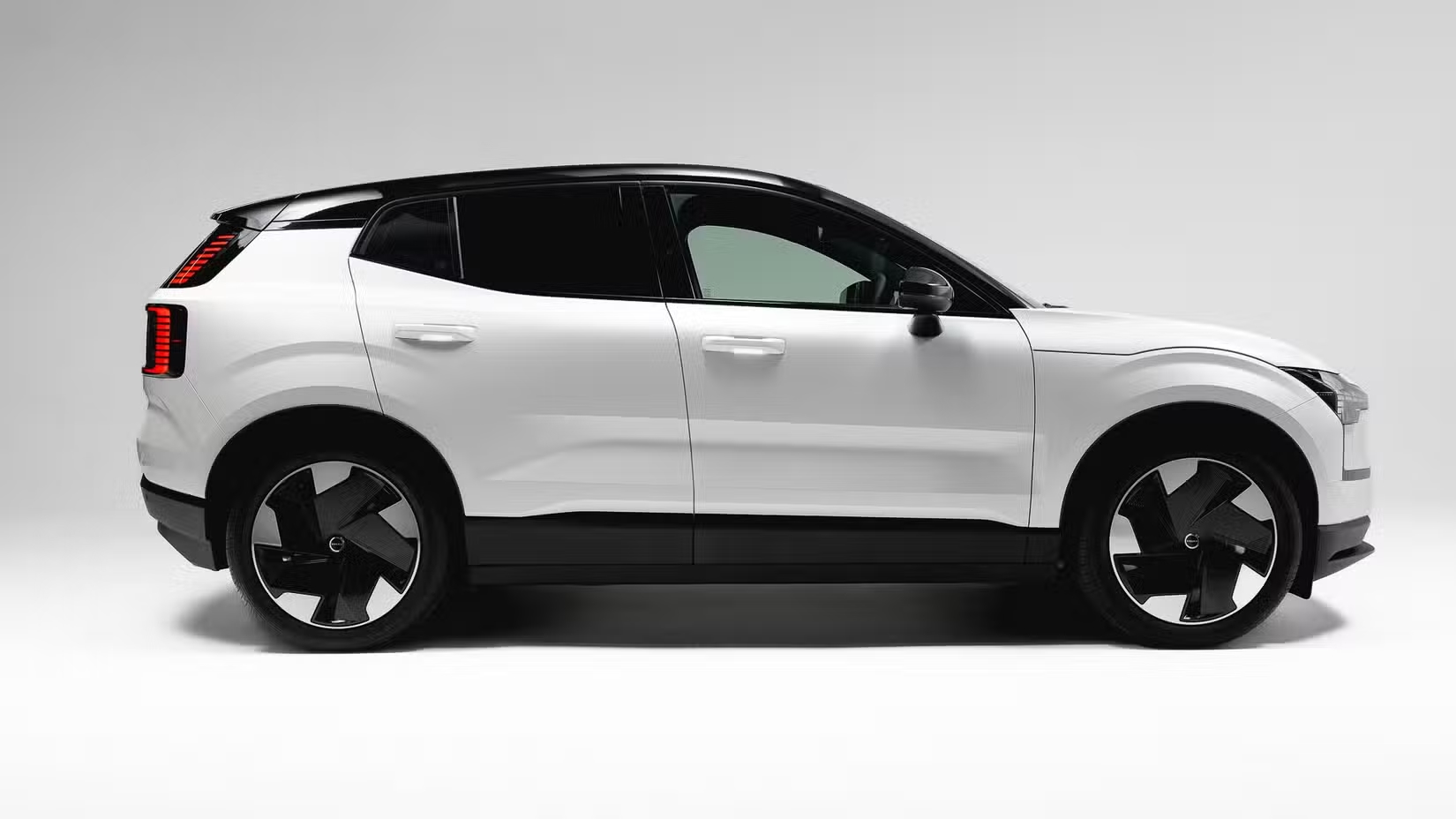 Volvo bất ngờ biến SUV điện thành xe tải van 423 mã lực, mạnh ngang xe thể thao, nhưng khoang hàng chỉ bằng nửa Su cóc- Ảnh 1. Volvo bất ngờ biến SUV điện thành xe tải van 423 mã lực, mạnh ngang xe thể thao, nhưng khoang hàng chỉ bằng nửa Su cóc- Ảnh 1.