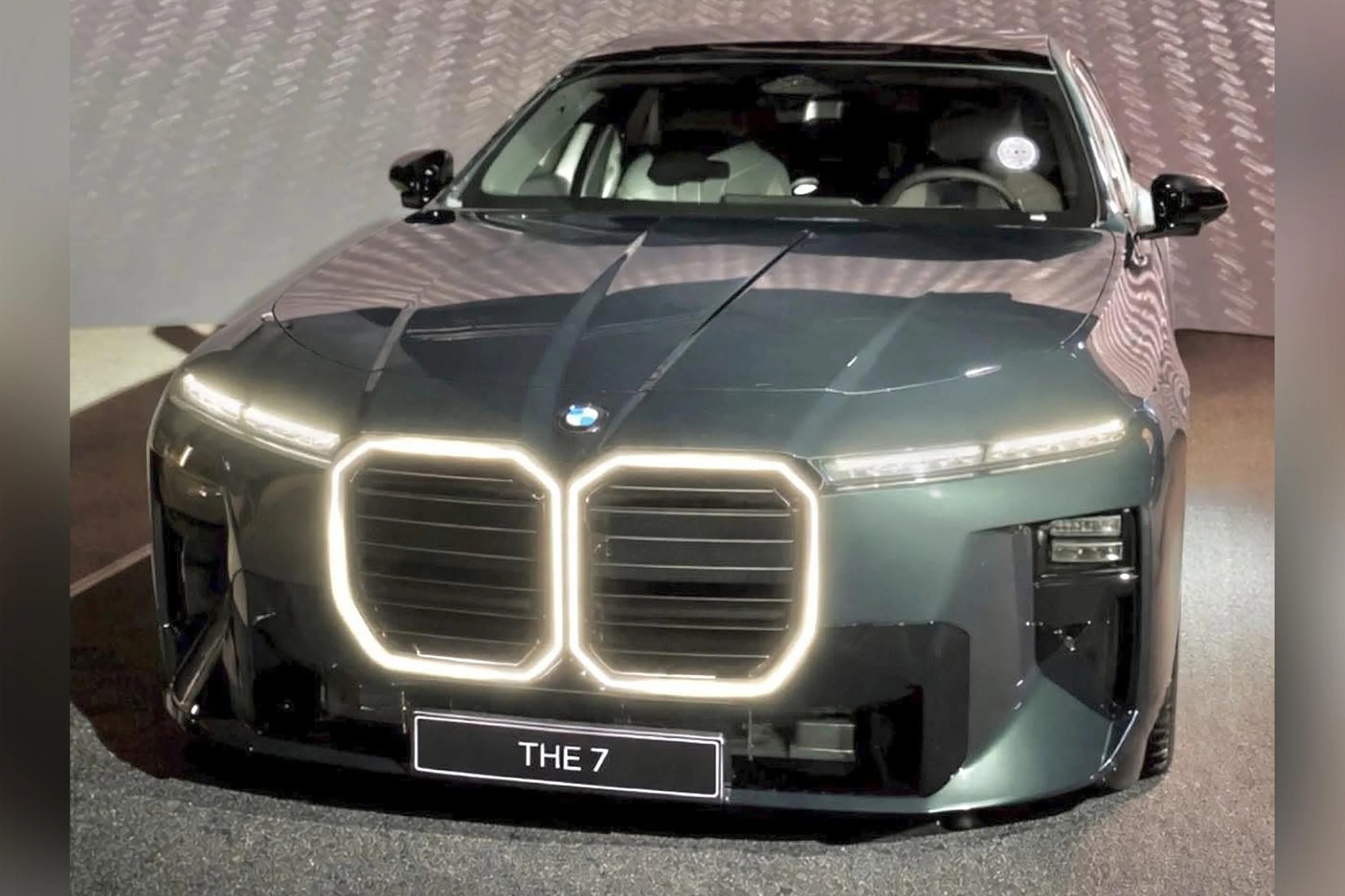 Bộ ảnh n&agrave;y cho thấy BMW 7 Series ra mắt năm nay c&oacute; nhiều thứ hay ho kh&aacute;c ngo&agrave;i thiết kế mới- Ảnh 4.