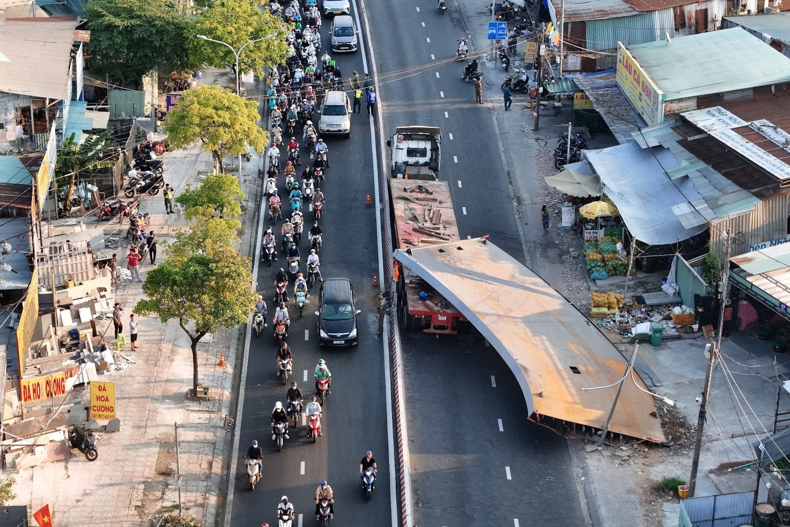 Xe chở th&eacute;p va quệt l&agrave;m sập cabin xe r&aacute;c, một t&agrave;i xế tử vong khiến cầu K&ecirc;nh Tẻ kẹt cứng- Ảnh 1.