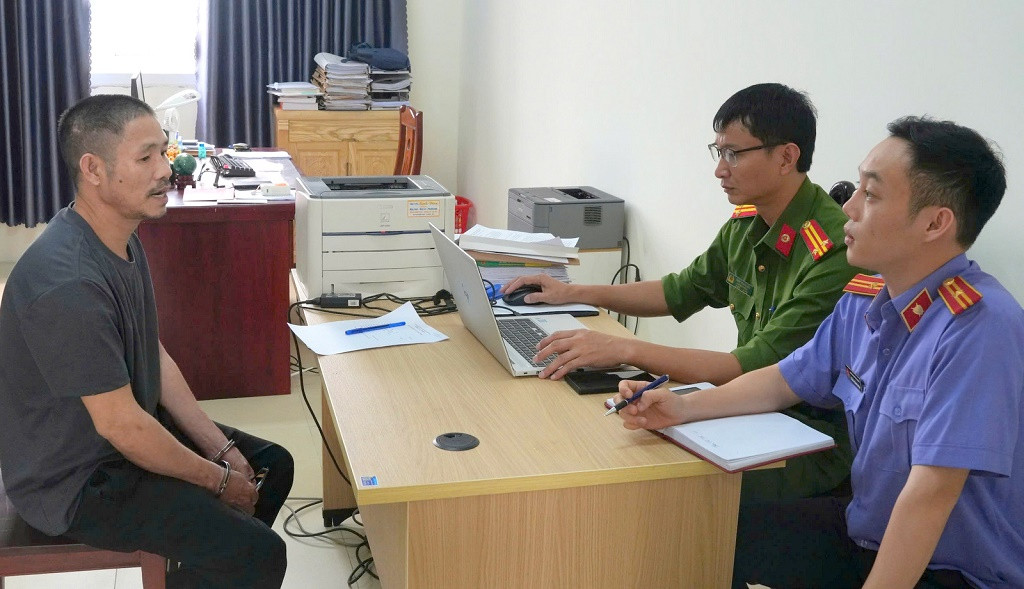 Xin bỏ qua lỗi vi phạm nồng độ cồn không được, mở cốp xe máy lấy búa đánh liên tiếp vào đầu CSGT- Ảnh 1. Xin bỏ qua lỗi vi phạm nồng độ cồn không được, mở cốp xe máy lấy búa đánh liên tiếp vào đầu CSGT- Ảnh 1.