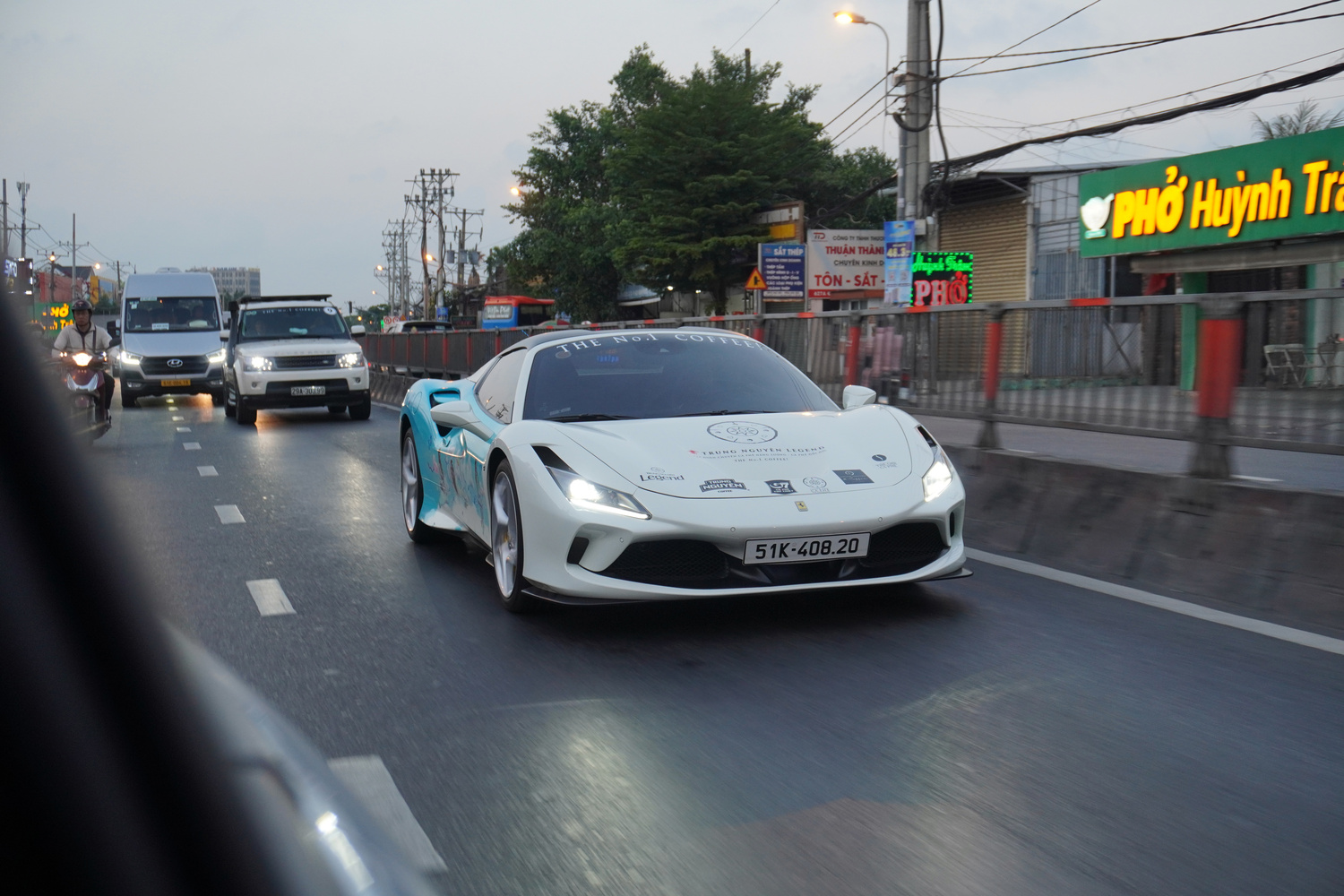 Dàn xe của ông Đặng Lê Nguyên Vũ rời trung tâm TP.HCM, bắt đầu hành trình xuyên Việt hàng nghìn km- Ảnh 12. Dàn xe của ông Đặng Lê Nguyên Vũ rời trung tâm TP.HCM, bắt đầu hành trình xuyên Việt hàng nghìn km- Ảnh 12.