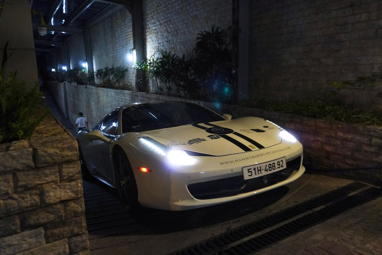 Dàn xe của ông Đặng Lê Nguyên Vũ rời trung tâm TP.HCM, bắt đầu hành trình xuyên Việt hàng nghìn km- Ảnh 5. Dàn xe của ông Đặng Lê Nguyên Vũ rời trung tâm TP.HCM, bắt đầu hành trình xuyên Việt hàng nghìn km- Ảnh 5.