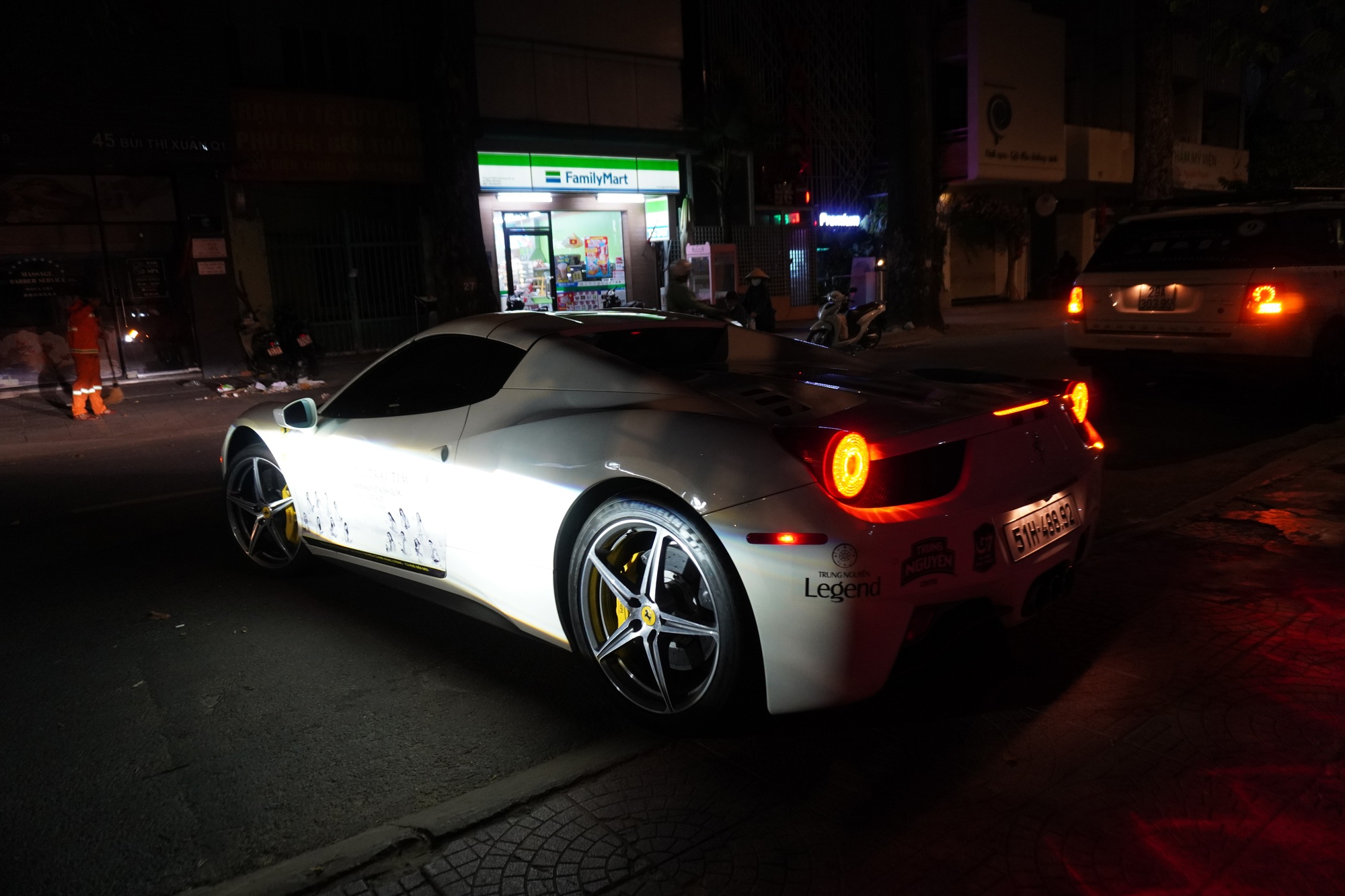 Dàn xe của ông Đặng Lê Nguyên Vũ rời trung tâm TP.HCM, bắt đầu hành trình xuyên Việt hàng nghìn km- Ảnh 9. Dàn xe của ông Đặng Lê Nguyên Vũ rời trung tâm TP.HCM, bắt đầu hành trình xuyên Việt hàng nghìn km- Ảnh 9.