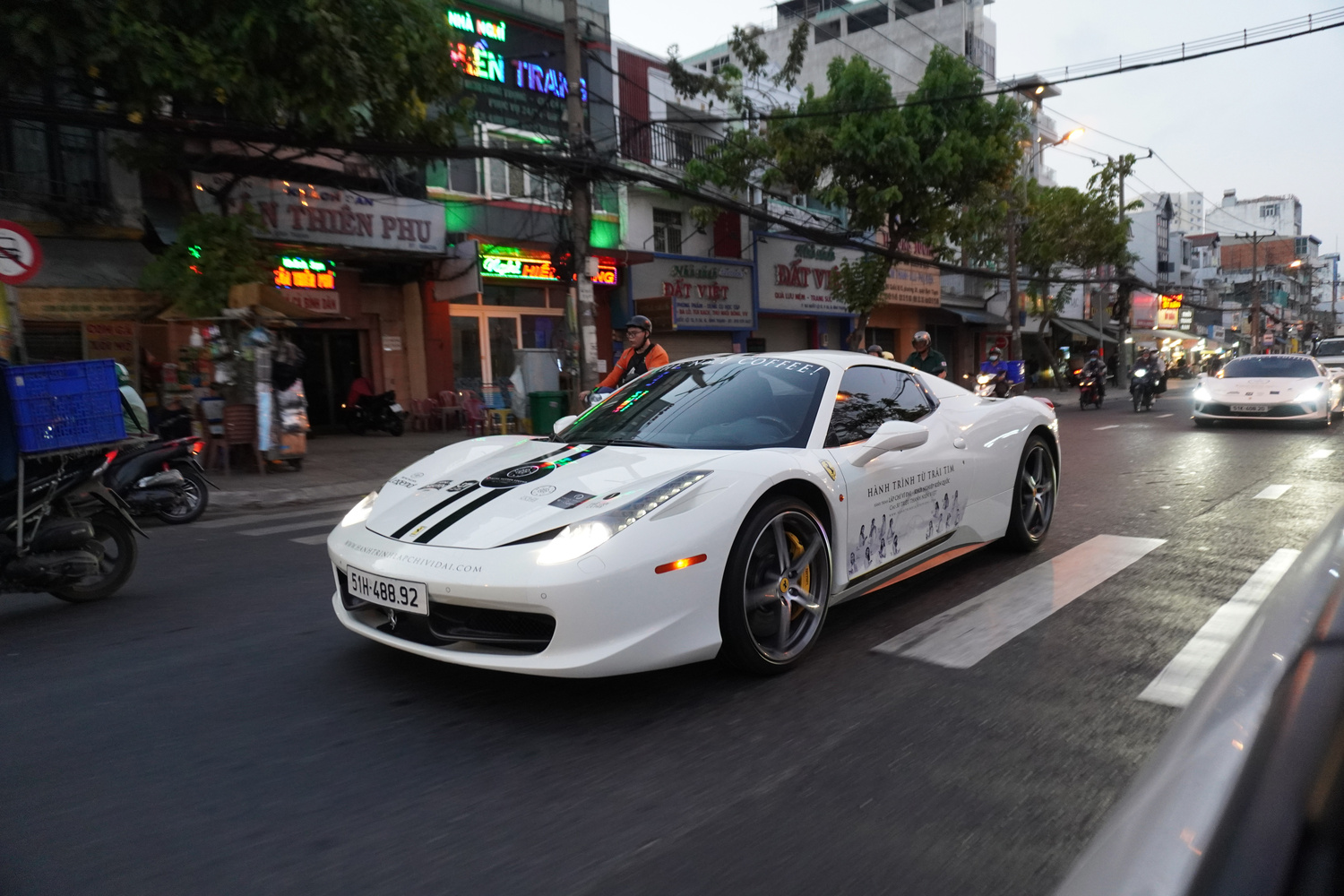 Dàn xe của ông Đặng Lê Nguyên Vũ rời trung tâm TP.HCM, bắt đầu hành trình xuyên Việt hàng nghìn km- Ảnh 10. Dàn xe của ông Đặng Lê Nguyên Vũ rời trung tâm TP.HCM, bắt đầu hành trình xuyên Việt hàng nghìn km- Ảnh 10.