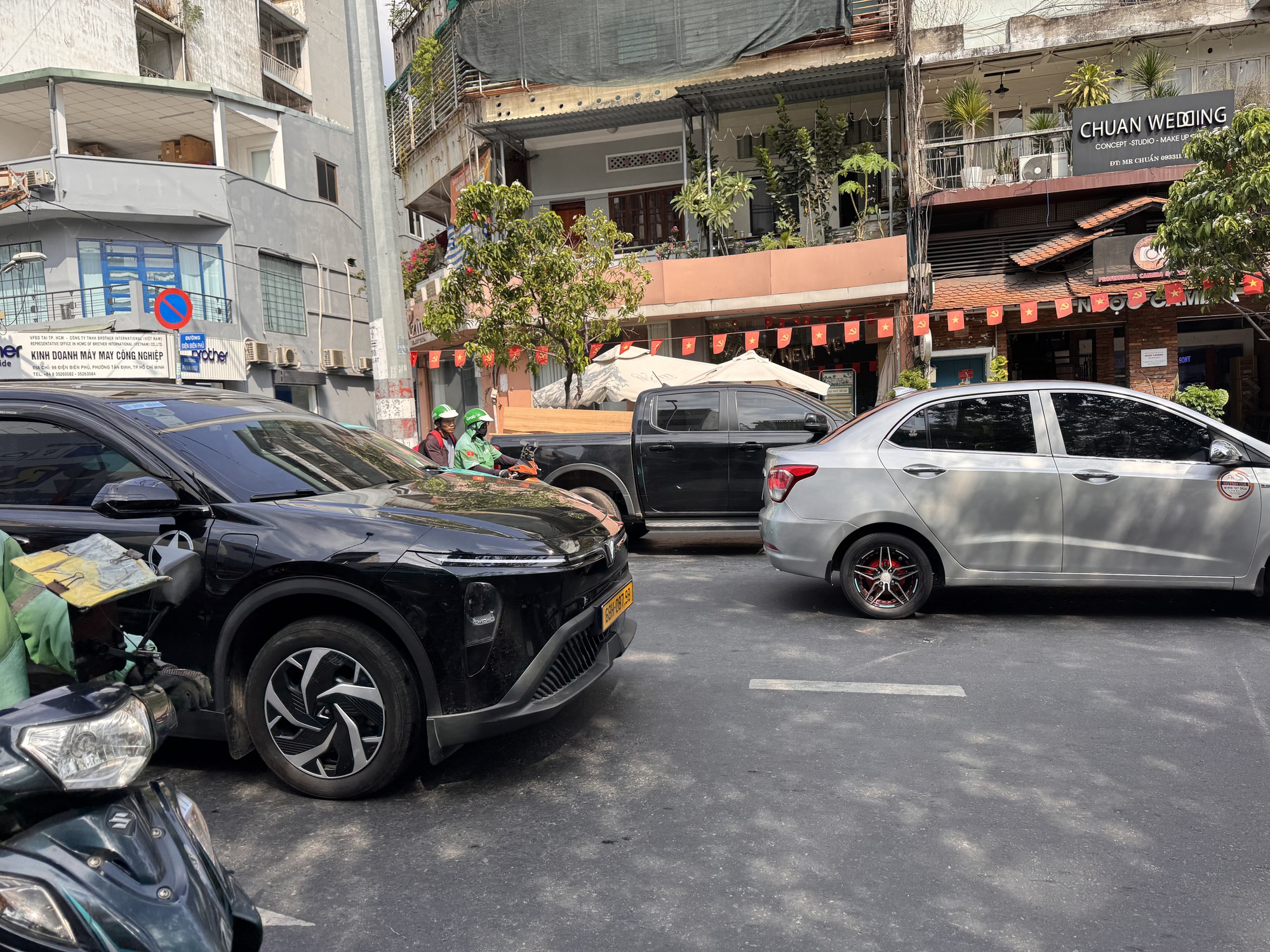 Kh&ocirc;ng khỏi ngỡ ng&agrave;ng trước thị trường xe b&aacute;n tải, nhiều người đang t&igrave;m đủ mọi c&aacute;ch b&aacute;n xe- Ảnh 1.