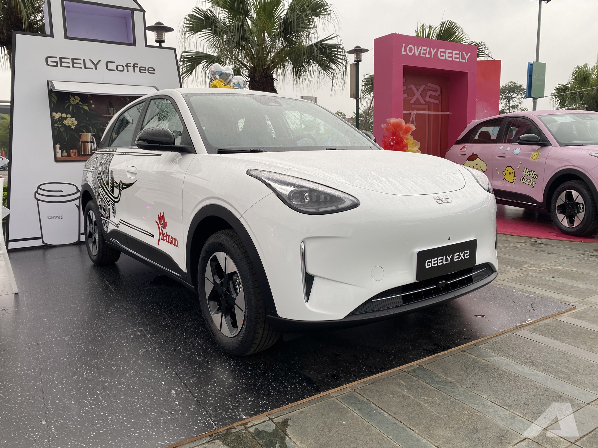 Geely EX2 ra mắt Việt Nam: Giá từ 459 triệu đồng, màn hình siêu lớn, có ADAS, sạc đầy đủ chạy Hà Nội - Hà Tĩnh- Ảnh 2. Geely EX2 ra mắt Việt Nam: Giá từ 459 triệu đồng, màn hình siêu lớn, có ADAS, sạc đầy đủ chạy Hà Nội - Hà Tĩnh- Ảnh 2.