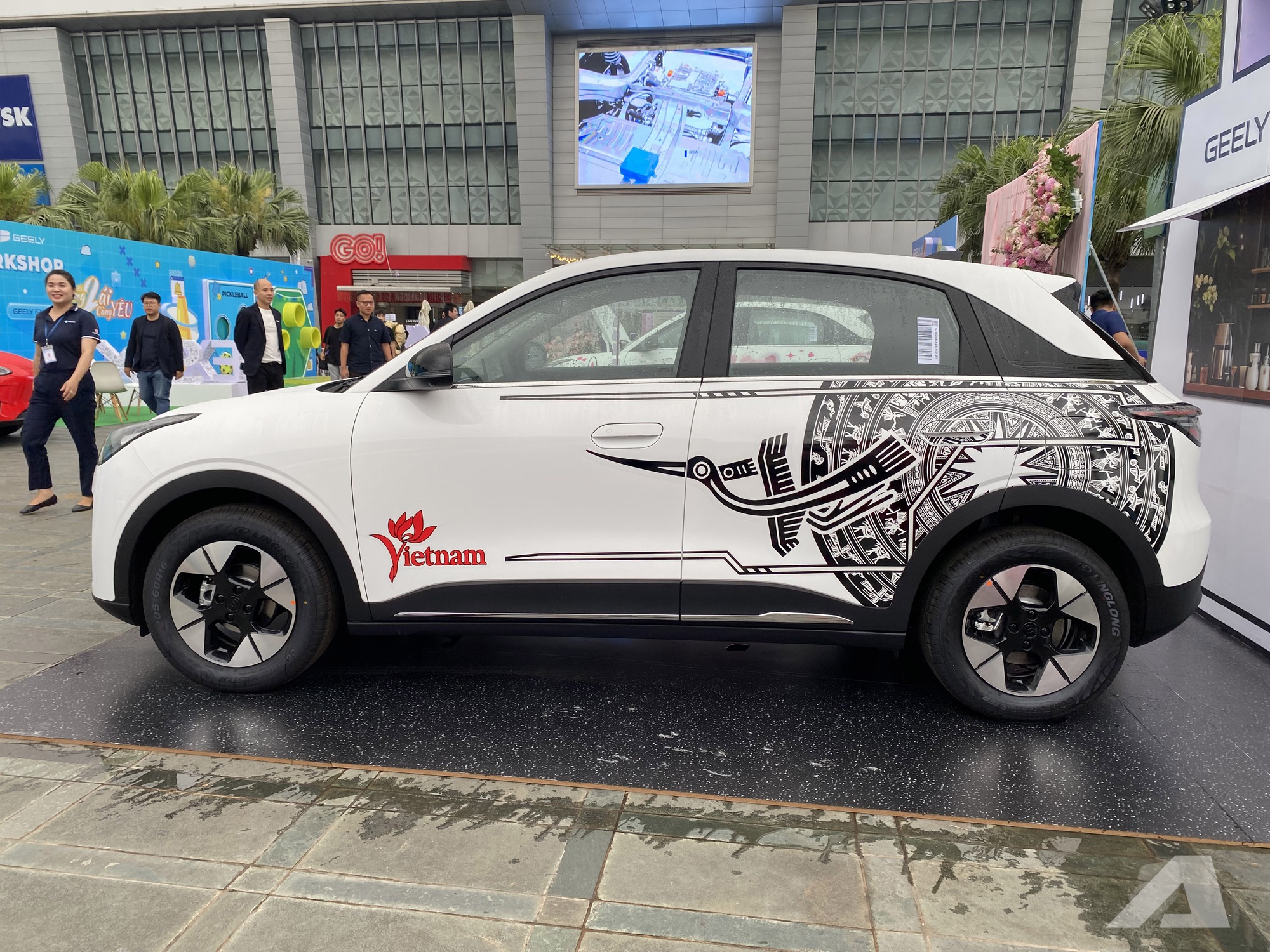 Geely EX2 ra mắt Việt Nam: Giá từ 459 triệu đồng, màn hình siêu lớn, có ADAS, sạc đầy đủ chạy Hà Nội - Hà Tĩnh- Ảnh 3. Geely EX2 ra mắt Việt Nam: Giá từ 459 triệu đồng, màn hình siêu lớn, có ADAS, sạc đầy đủ chạy Hà Nội - Hà Tĩnh- Ảnh 3.