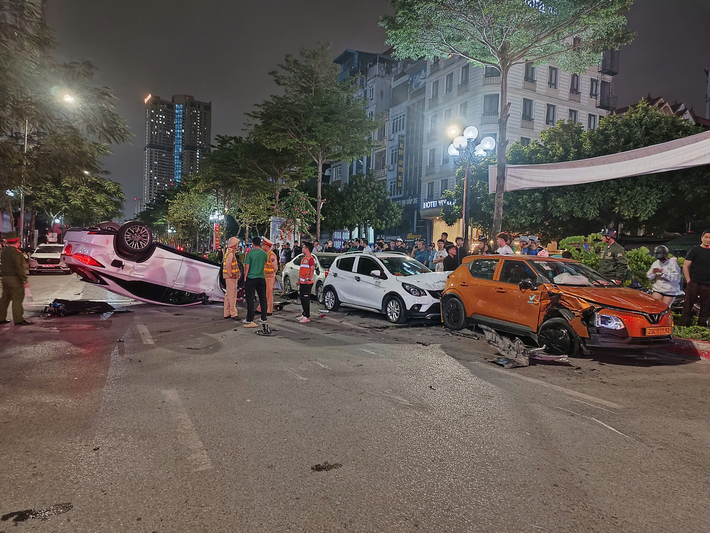 Điểm nghi vấn cần l&agrave;m r&otilde; trong vụ xe Lexus g&acirc;y tai nạn li&ecirc;n ho&agrave;n tr&ecirc;n đường Trung K&iacute;nh- Ảnh 1.