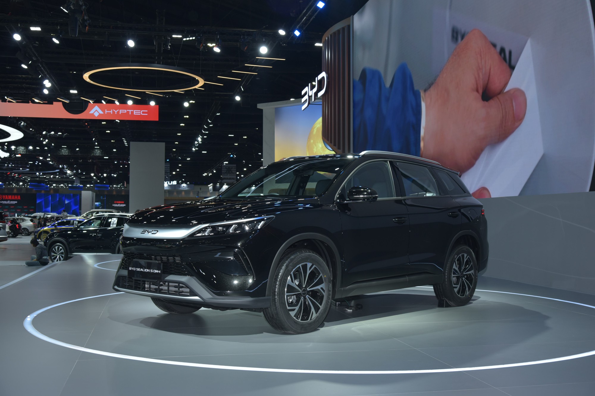 Tôi sang Thái ngồi thử BYD Sealion 5 dễ có cửa về VN: Giá rẻ hơn Xforce, to ngang CX-5, có đủ ADAS- Ảnh 1. Tôi sang Thái ngồi thử BYD Sealion 5 dễ có cửa về VN: Giá rẻ hơn Xforce, to ngang CX-5, có đủ ADAS- Ảnh 1.