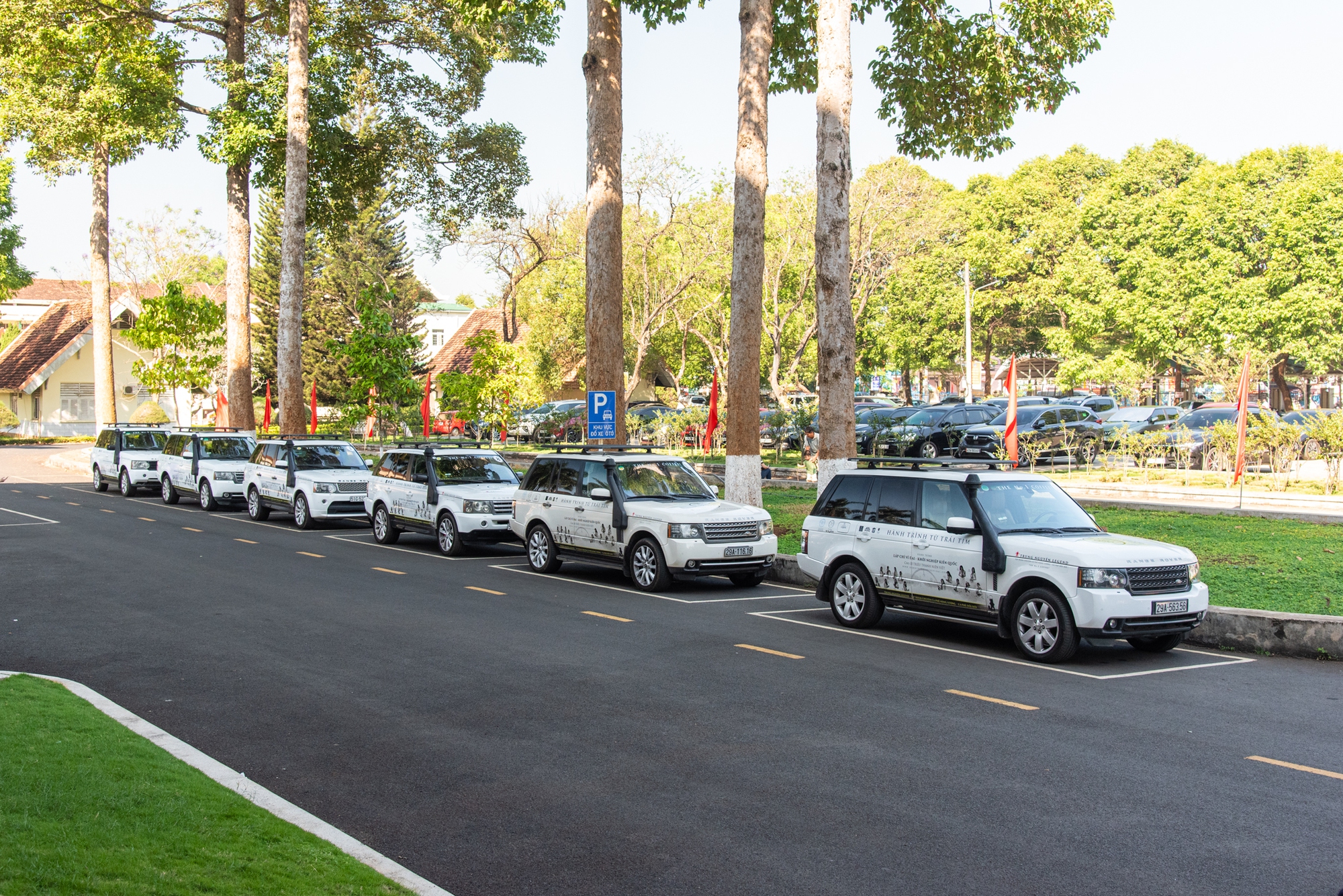 Sinh vi&ecirc;n phố n&uacute;i trầm trồ trước d&agrave;n xe của &ocirc;ng Đặng L&ecirc; Nguy&ecirc;n Vũ: &lsquo;Đ&acirc;y l&agrave; lần đầu em được sờ si&ecirc;u xe Ferrari ngo&agrave;i đời&rsquo;- Ảnh 2.