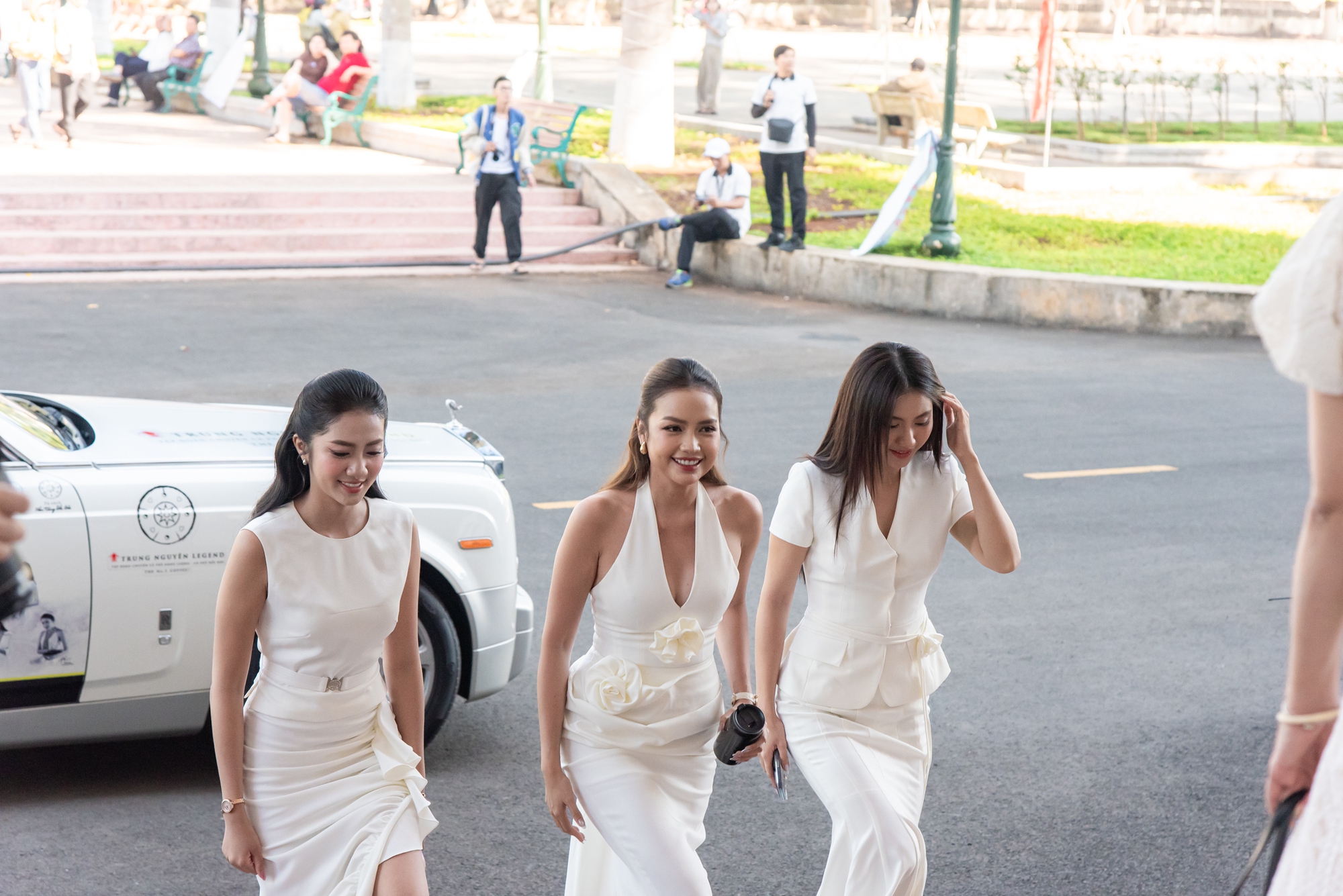 Sinh vi&ecirc;n phố n&uacute;i trầm trồ trước d&agrave;n xe của &ocirc;ng Đặng L&ecirc; Nguy&ecirc;n Vũ: &lsquo;Đ&acirc;y l&agrave; lần đầu em được sờ si&ecirc;u xe Ferrari ngo&agrave;i đời&rsquo;- Ảnh 15.