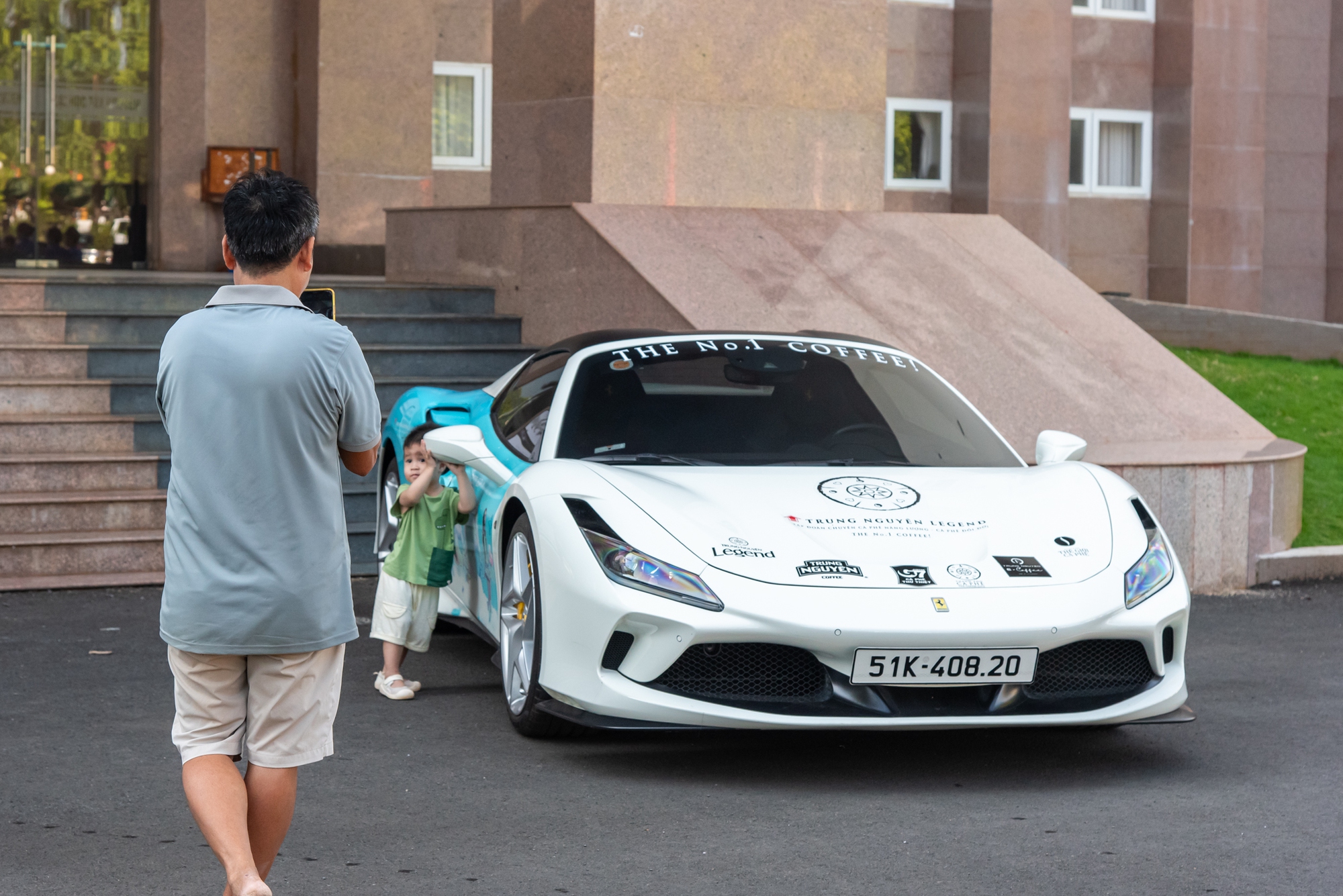 Sinh vi&ecirc;n phố n&uacute;i trầm trồ trước d&agrave;n xe của &ocirc;ng Đặng L&ecirc; Nguy&ecirc;n Vũ: &lsquo;Đ&acirc;y l&agrave; lần đầu em được sờ si&ecirc;u xe Ferrari ngo&agrave;i đời&rsquo;- Ảnh 13.