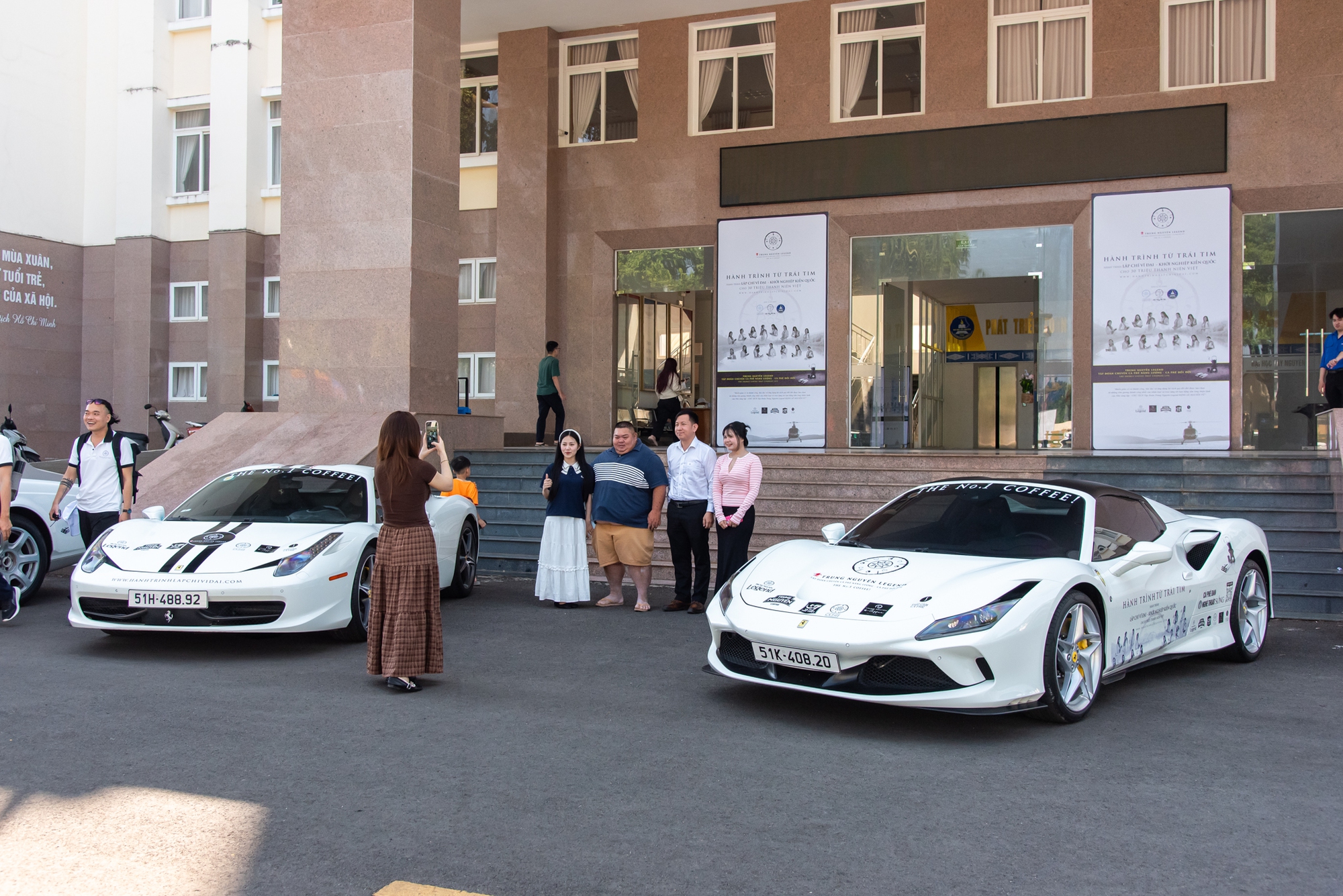 Sinh vi&ecirc;n phố n&uacute;i trầm trồ trước d&agrave;n xe của &ocirc;ng Đặng L&ecirc; Nguy&ecirc;n Vũ: &lsquo;Đ&acirc;y l&agrave; lần đầu em được sờ si&ecirc;u xe Ferrari ngo&agrave;i đời&rsquo;- Ảnh 4.