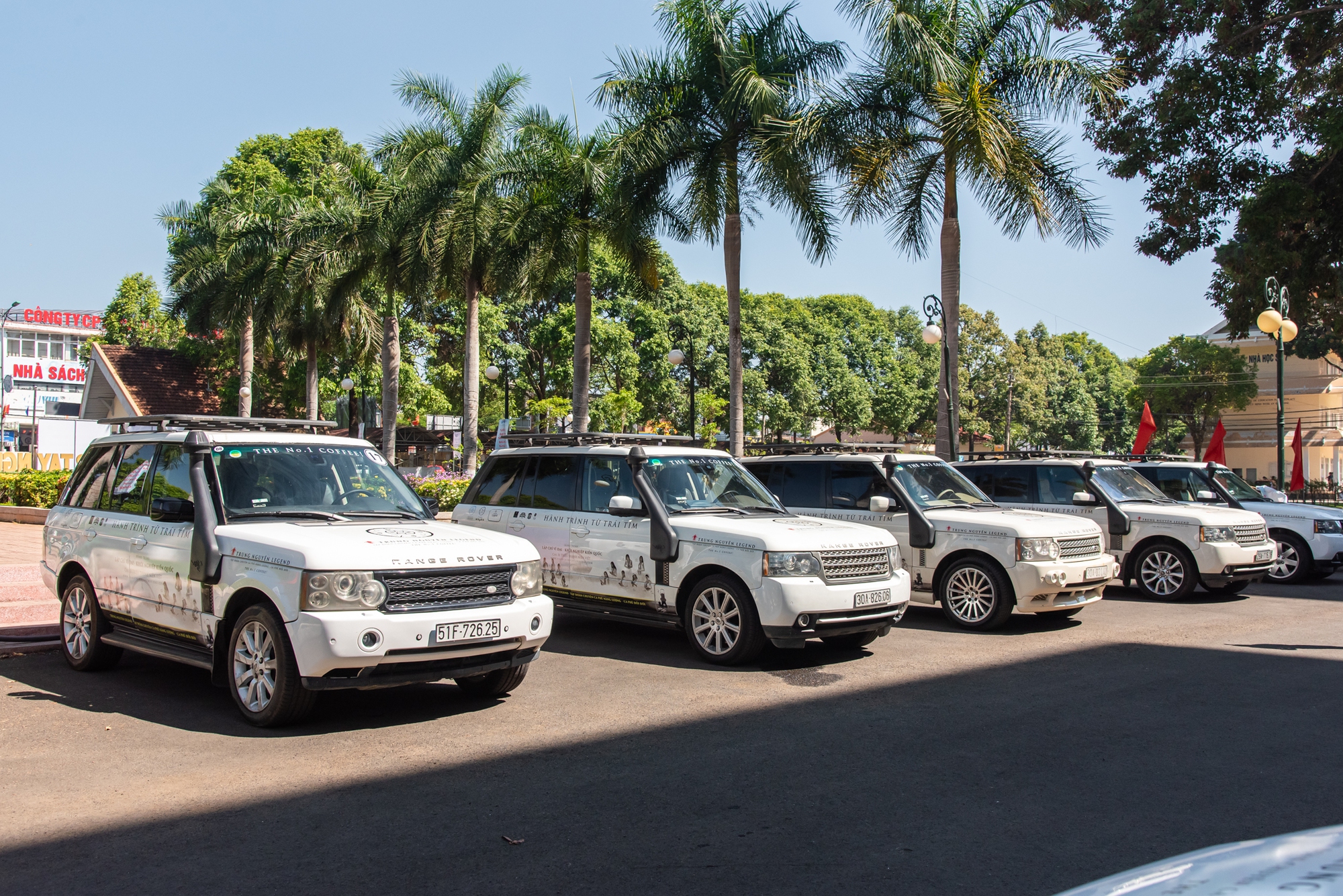 Sinh vi&ecirc;n phố n&uacute;i trầm trồ trước d&agrave;n xe của &ocirc;ng Đặng L&ecirc; Nguy&ecirc;n Vũ: &lsquo;Đ&acirc;y l&agrave; lần đầu em được sờ si&ecirc;u xe Ferrari ngo&agrave;i đời&rsquo;- Ảnh 6.