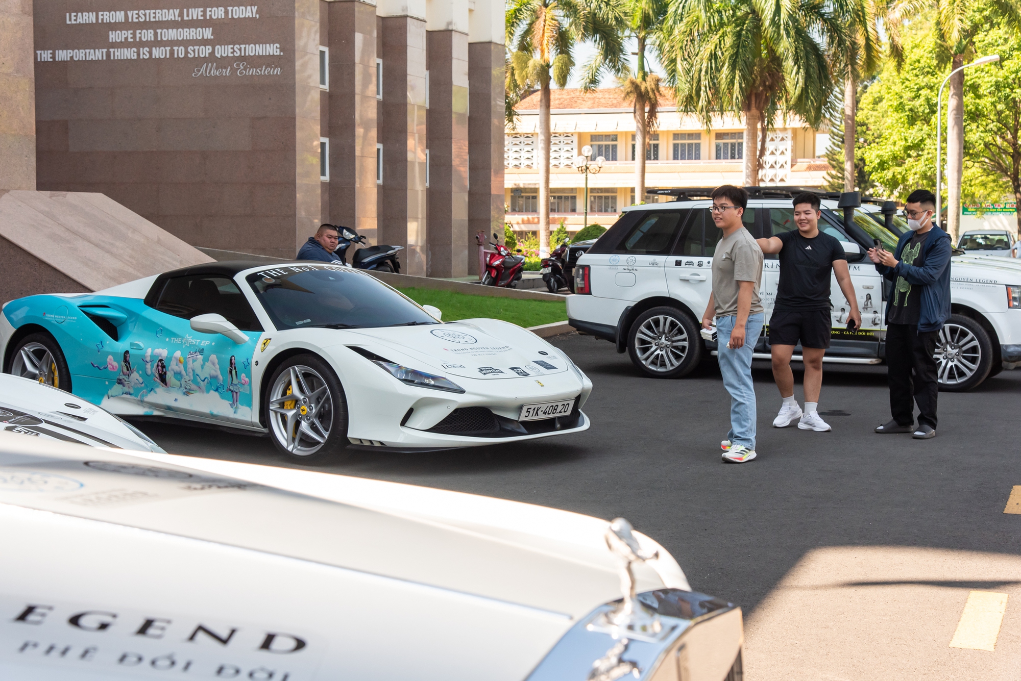 Sinh vi&ecirc;n phố n&uacute;i trầm trồ trước d&agrave;n xe của &ocirc;ng Đặng L&ecirc; Nguy&ecirc;n Vũ: &lsquo;Đ&acirc;y l&agrave; lần đầu em được sờ si&ecirc;u xe Ferrari ngo&agrave;i đời&rsquo;- Ảnh 3.