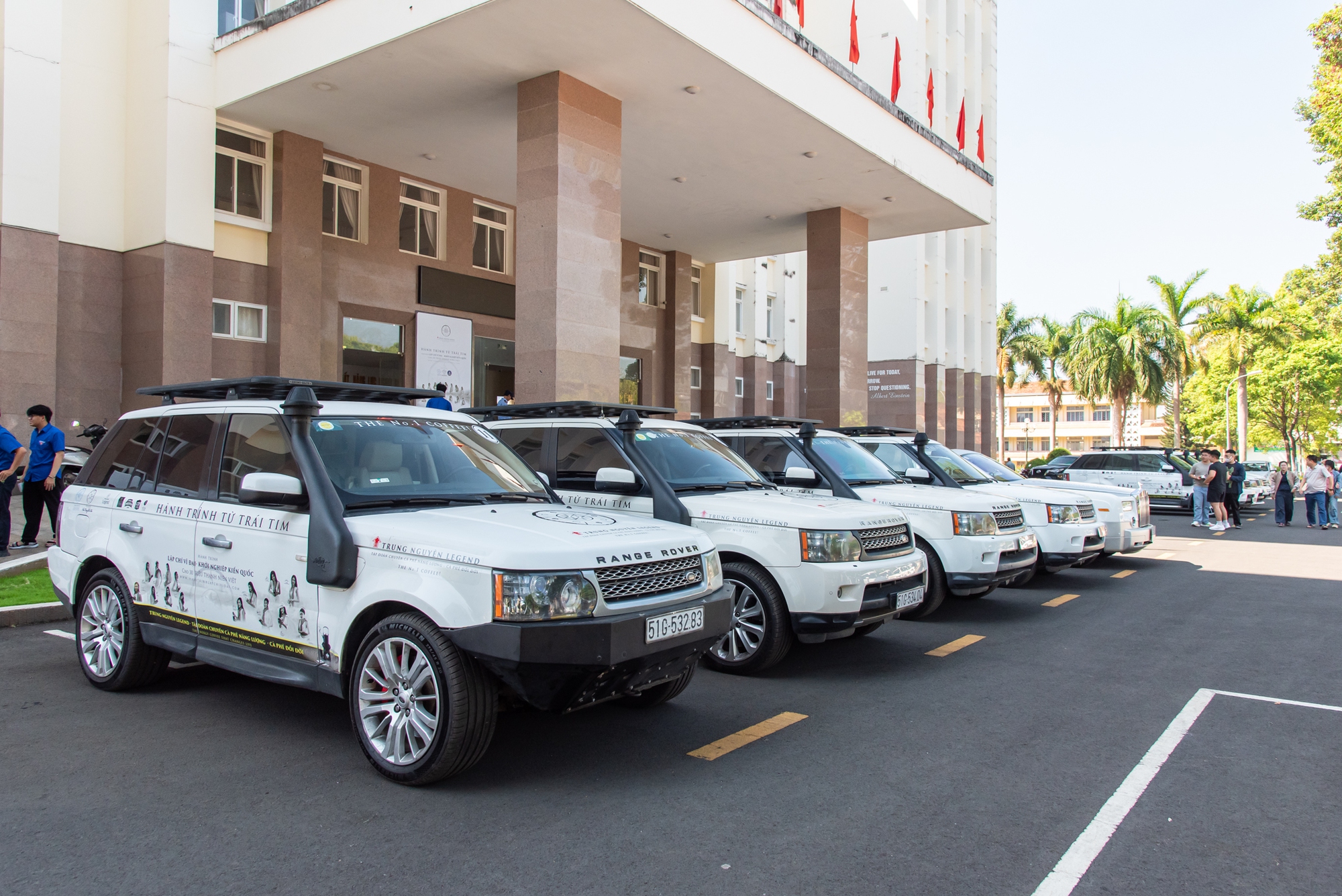 Sinh vi&ecirc;n phố n&uacute;i trầm trồ trước d&agrave;n xe của &ocirc;ng Đặng L&ecirc; Nguy&ecirc;n Vũ: &lsquo;Đ&acirc;y l&agrave; lần đầu em được sờ si&ecirc;u xe Ferrari ngo&agrave;i đời&rsquo;- Ảnh 7.