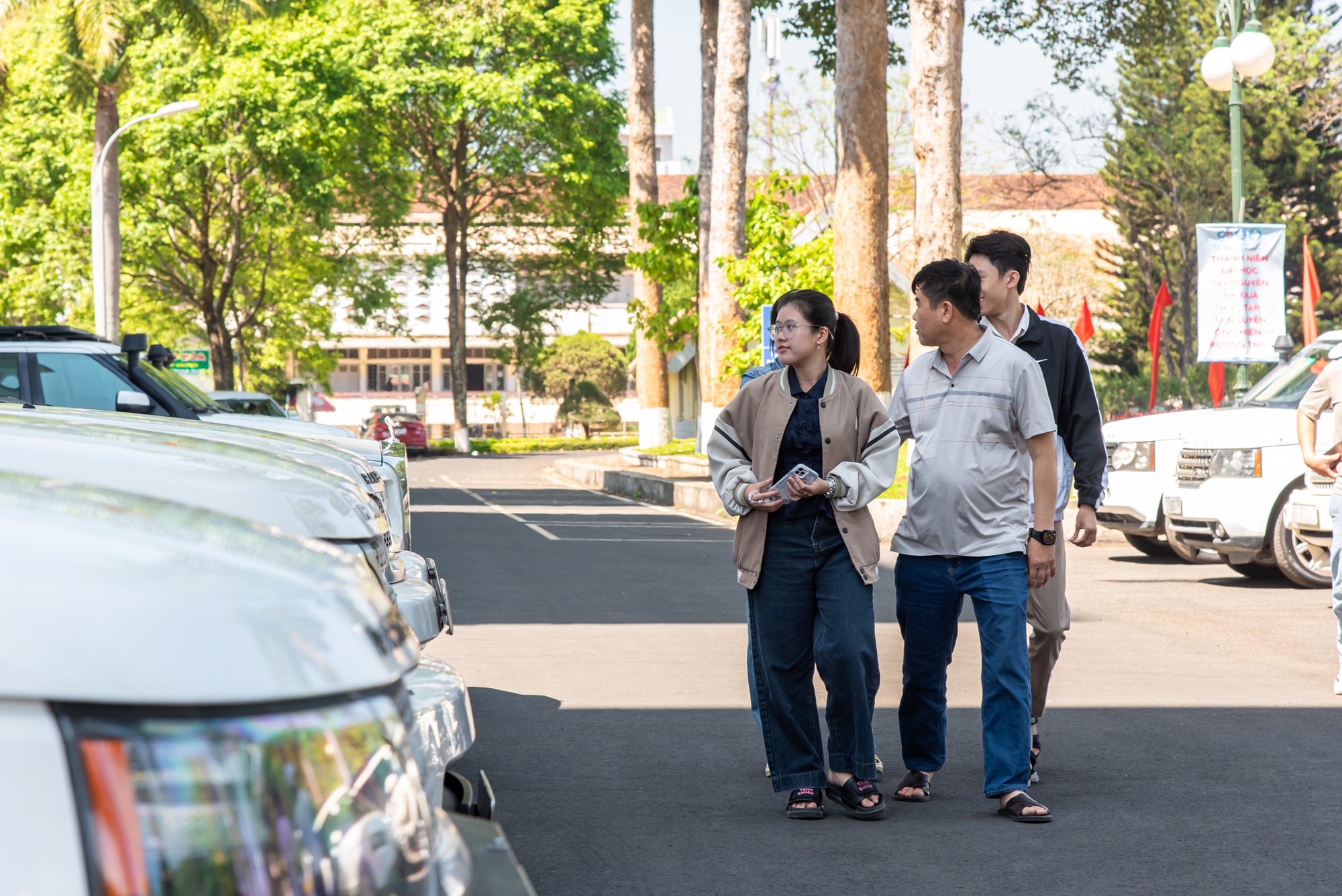 Sinh vi&ecirc;n phố n&uacute;i trầm trồ trước d&agrave;n xe của &ocirc;ng Đặng L&ecirc; Nguy&ecirc;n Vũ: &lsquo;Đ&acirc;y l&agrave; lần đầu em được sờ si&ecirc;u xe Ferrari ngo&agrave;i đời&rsquo;- Ảnh 11.