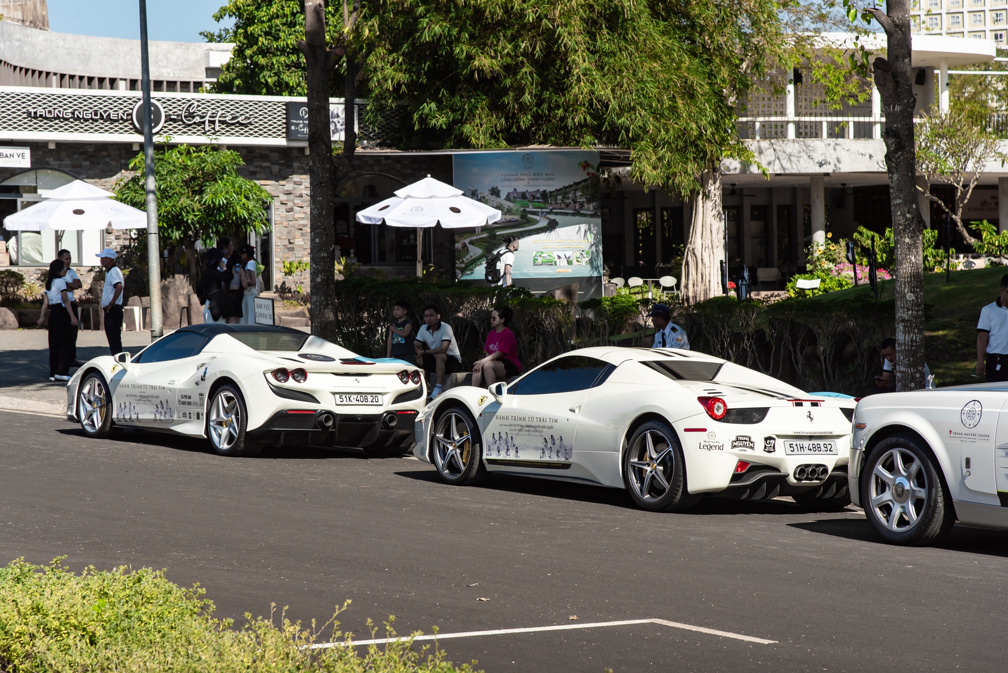 Sinh vi&ecirc;n phố n&uacute;i trầm trồ trước d&agrave;n xe của &ocirc;ng Đặng L&ecirc; Nguy&ecirc;n Vũ: &lsquo;Đ&acirc;y l&agrave; lần đầu em được sờ si&ecirc;u xe Ferrari ngo&agrave;i đời&rsquo;- Ảnh 10.