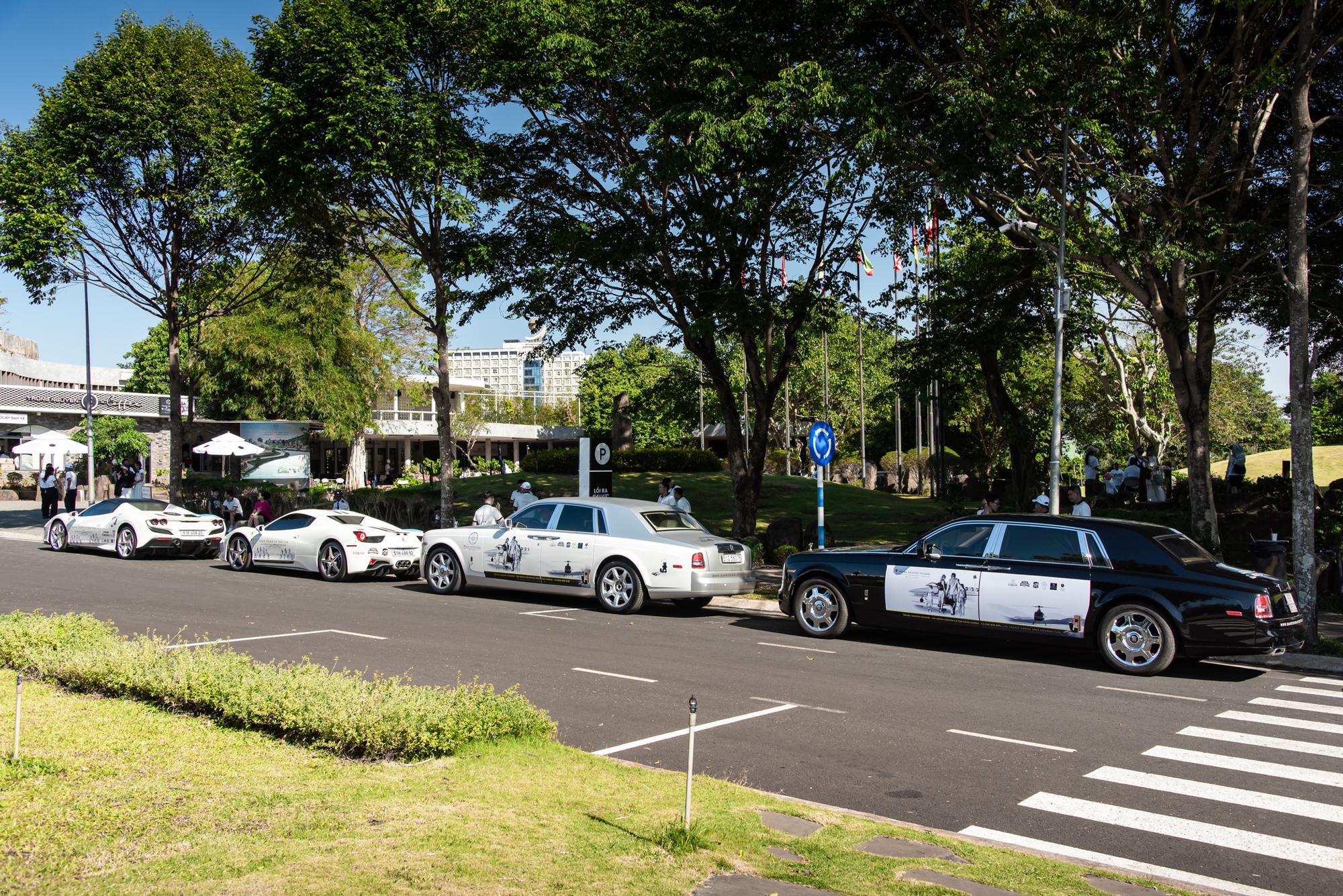 Sinh vi&ecirc;n phố n&uacute;i trầm trồ trước d&agrave;n xe của &ocirc;ng Đặng L&ecirc; Nguy&ecirc;n Vũ: &lsquo;Đ&acirc;y l&agrave; lần đầu em được sờ si&ecirc;u xe Ferrari ngo&agrave;i đời&rsquo;- Ảnh 9.